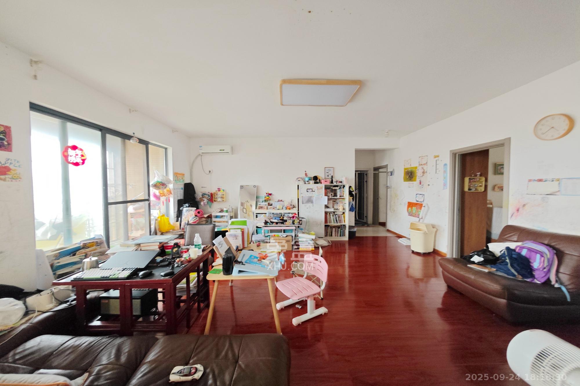 万博汇 3室2厅2卫 158.0万 万博汇 3室2厅2卫 158.0万客厅