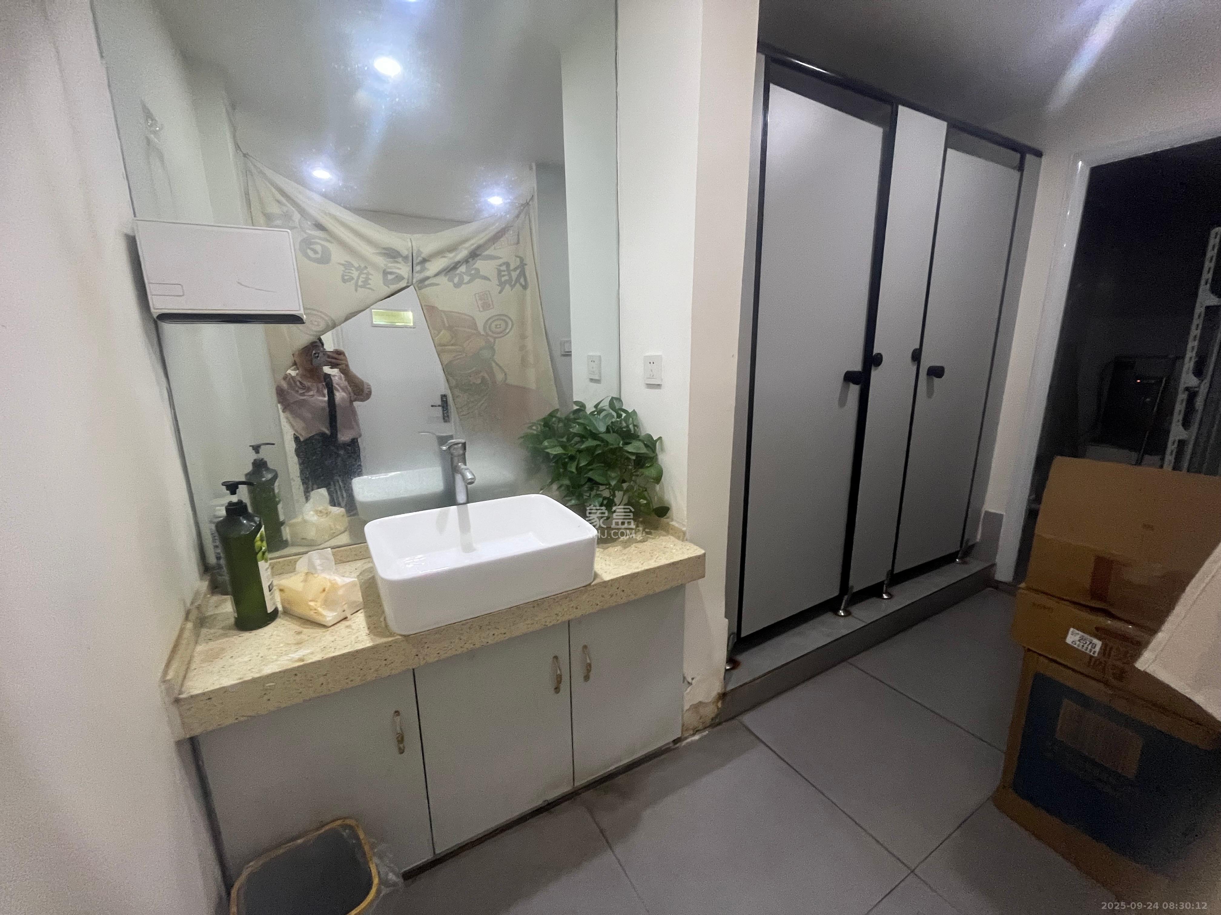 万坤图财富广场 8室1厅1卫 8500.0元/月 万坤图财富广场 8室1厅1卫 8500.0元/月室内图