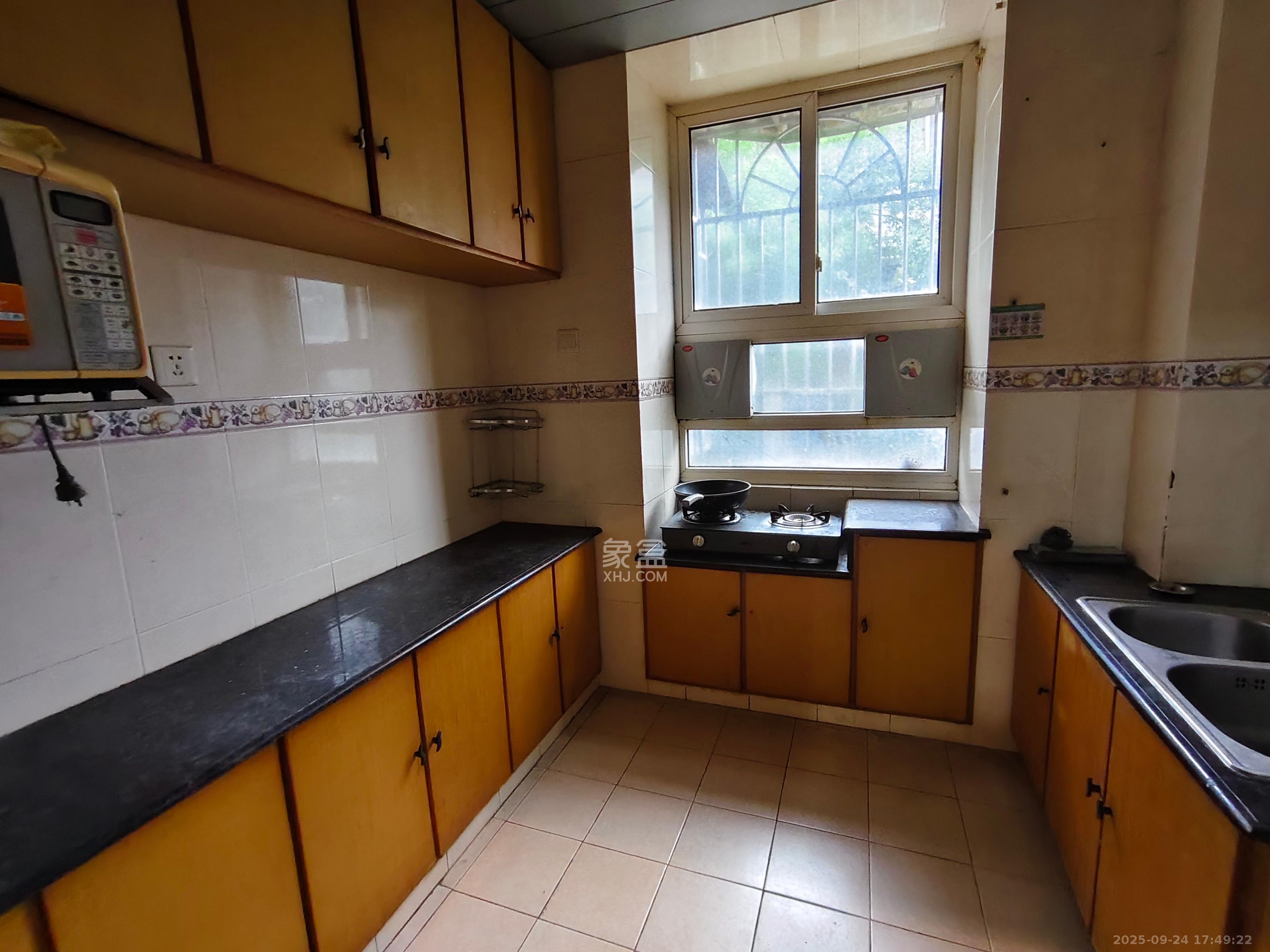 电信花园  3室2厅2卫    2200.0元/月室内图