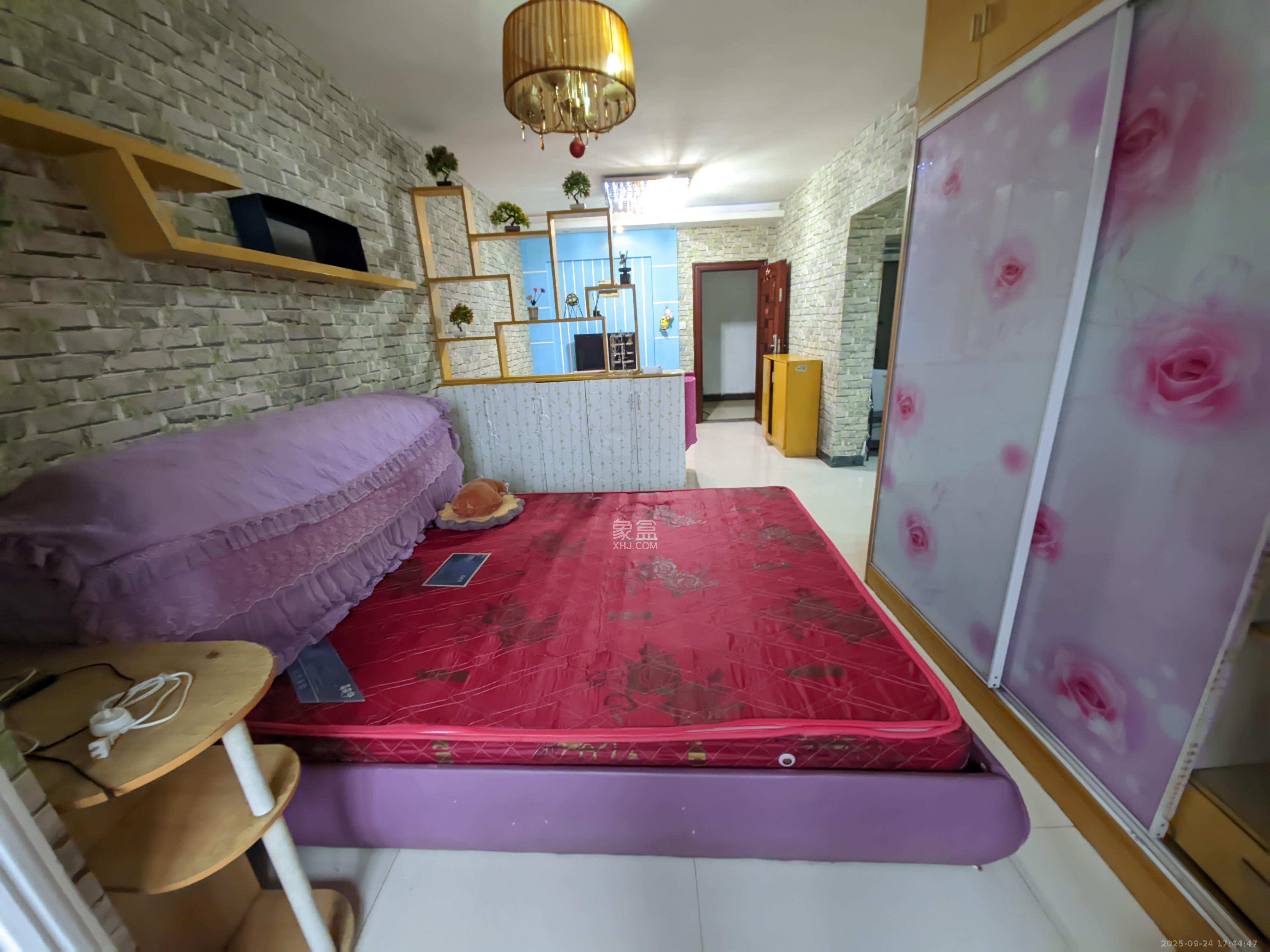 左岸右岸 1室1厅1卫 1400.0元/月 左岸右岸 1室1厅1卫 1400.0元/月室内图