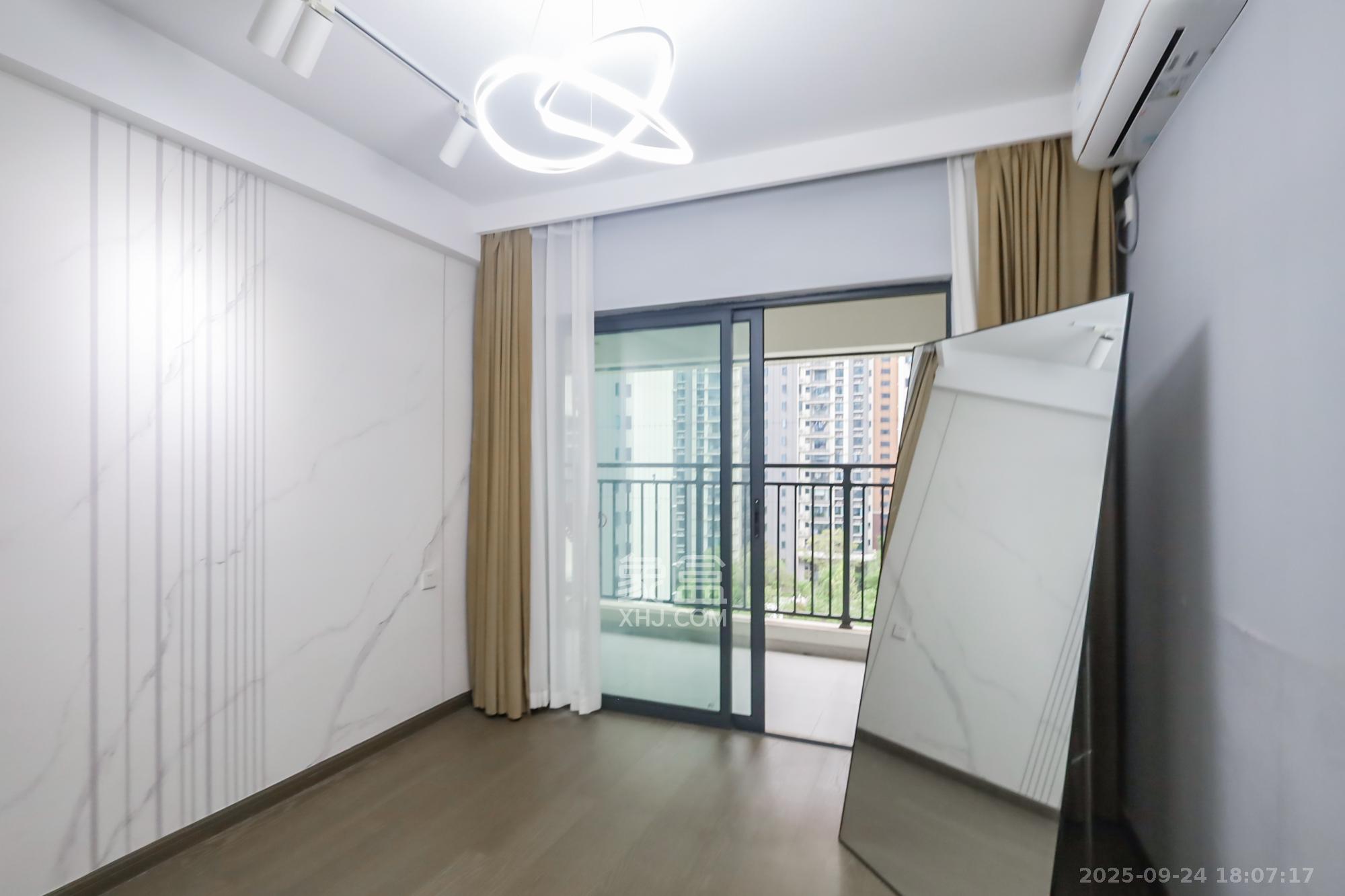 滨江府1913 4室2厅2卫 228.0万 滨江府1913 4室2厅2卫 228.0万卧室