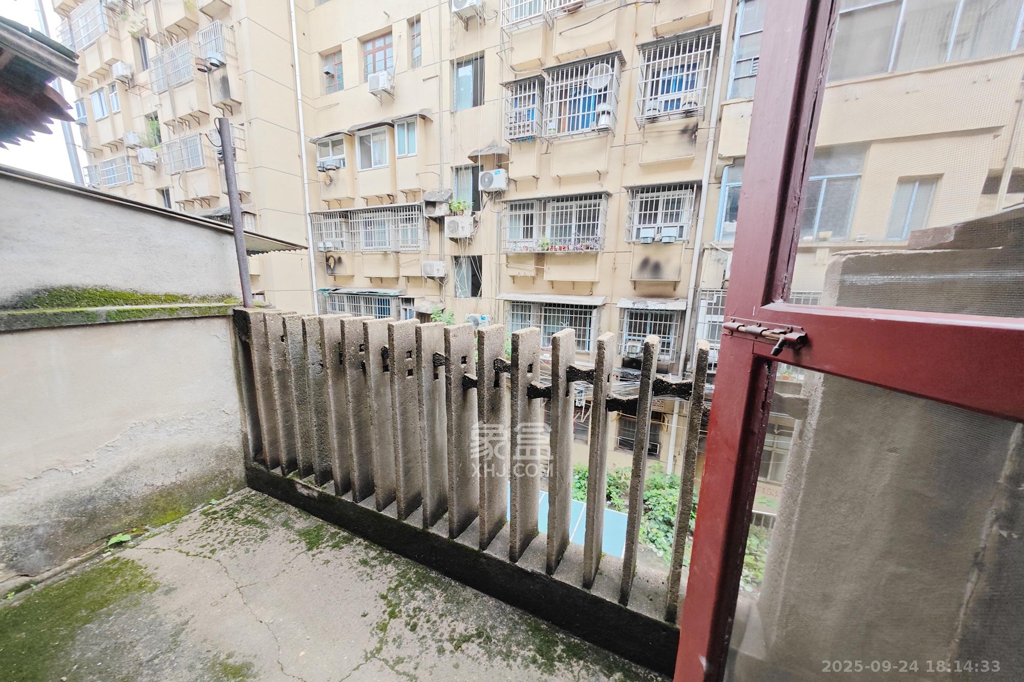 玻纤宿舍 1室1厅1卫 37.5万 玻纤宿舍 1室1厅1卫 37.5万阳台