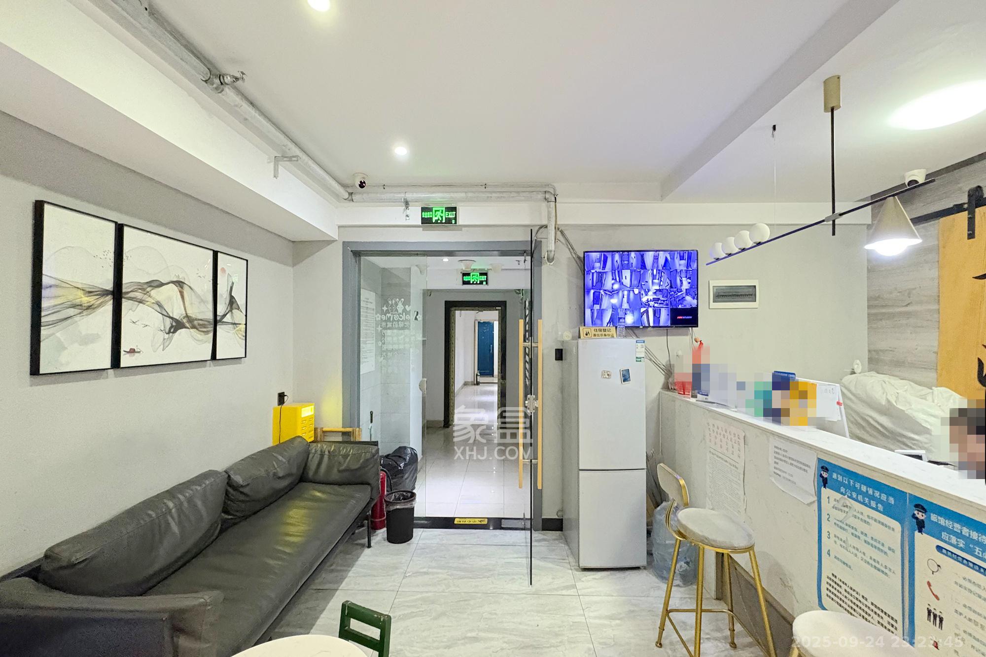 鸿盛大厦 4室2厅2卫 150.0万 鸿盛大厦 4室2厅2卫 150.0万客厅