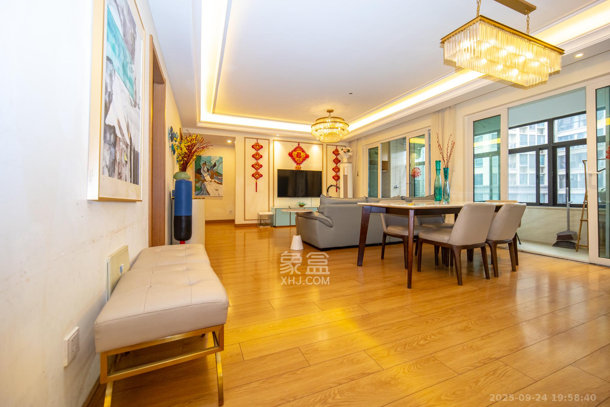 金科时代中心 4室2厅2卫 138.0万 金科时代中心 4室2厅2卫 138.0万客厅