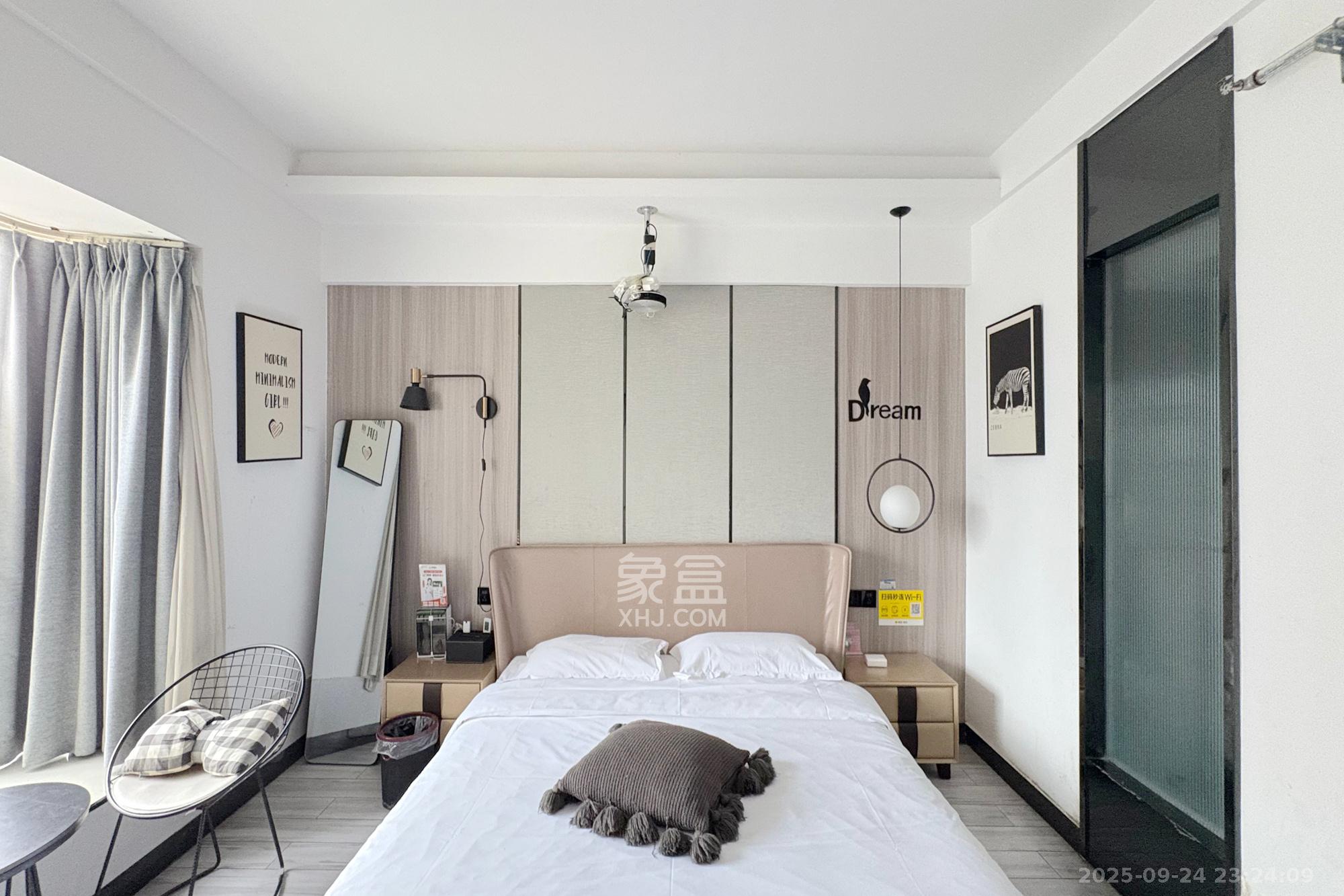 鸿盛大厦  4室2厅2卫    150.0万卧室