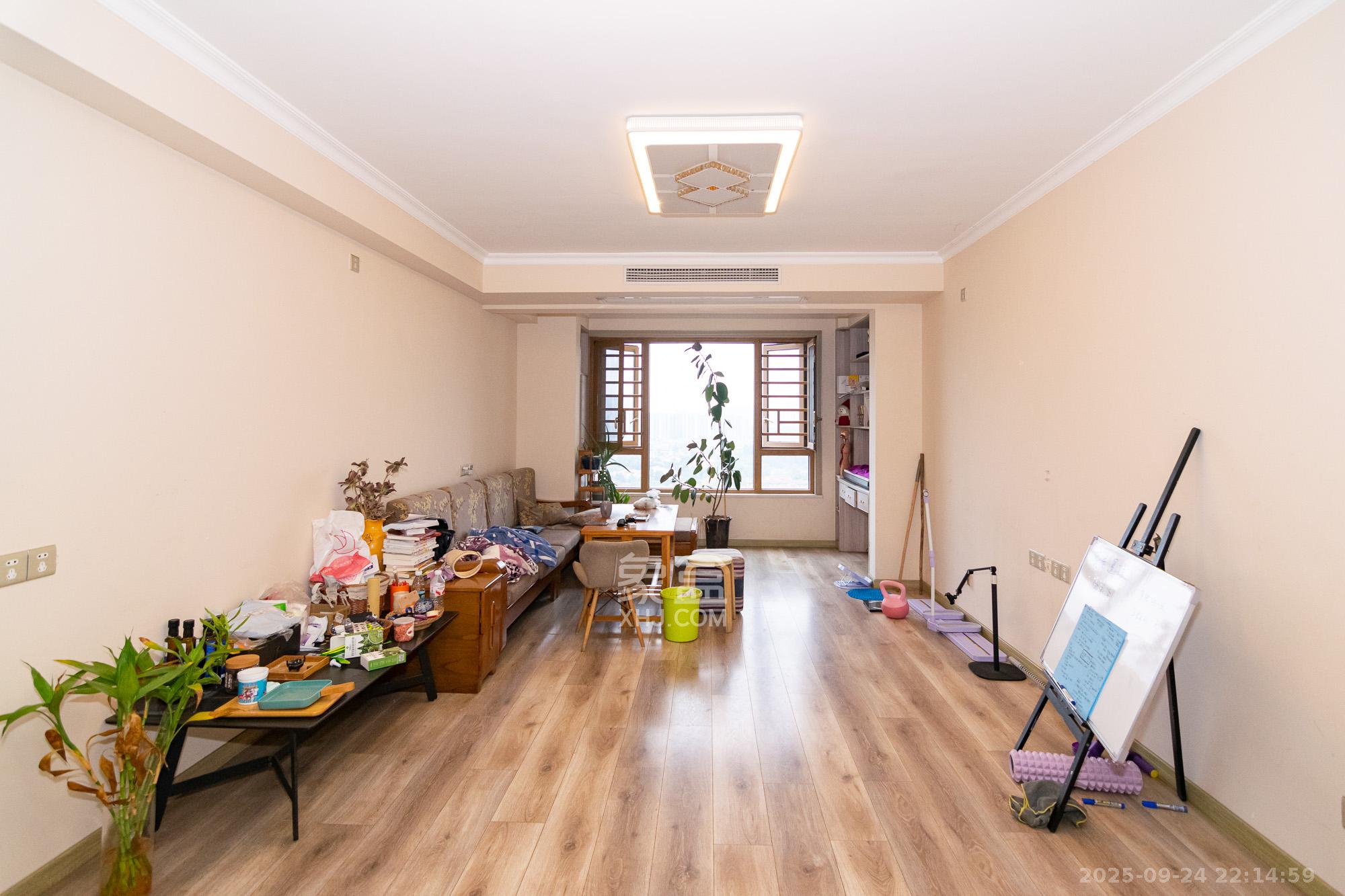 金地三千府(金地湖山樾、金地自在城) 3室2厅2卫 82.0万 金地三千府(金地湖山樾、金地自在城) 3室2厅2卫 82.0万客厅