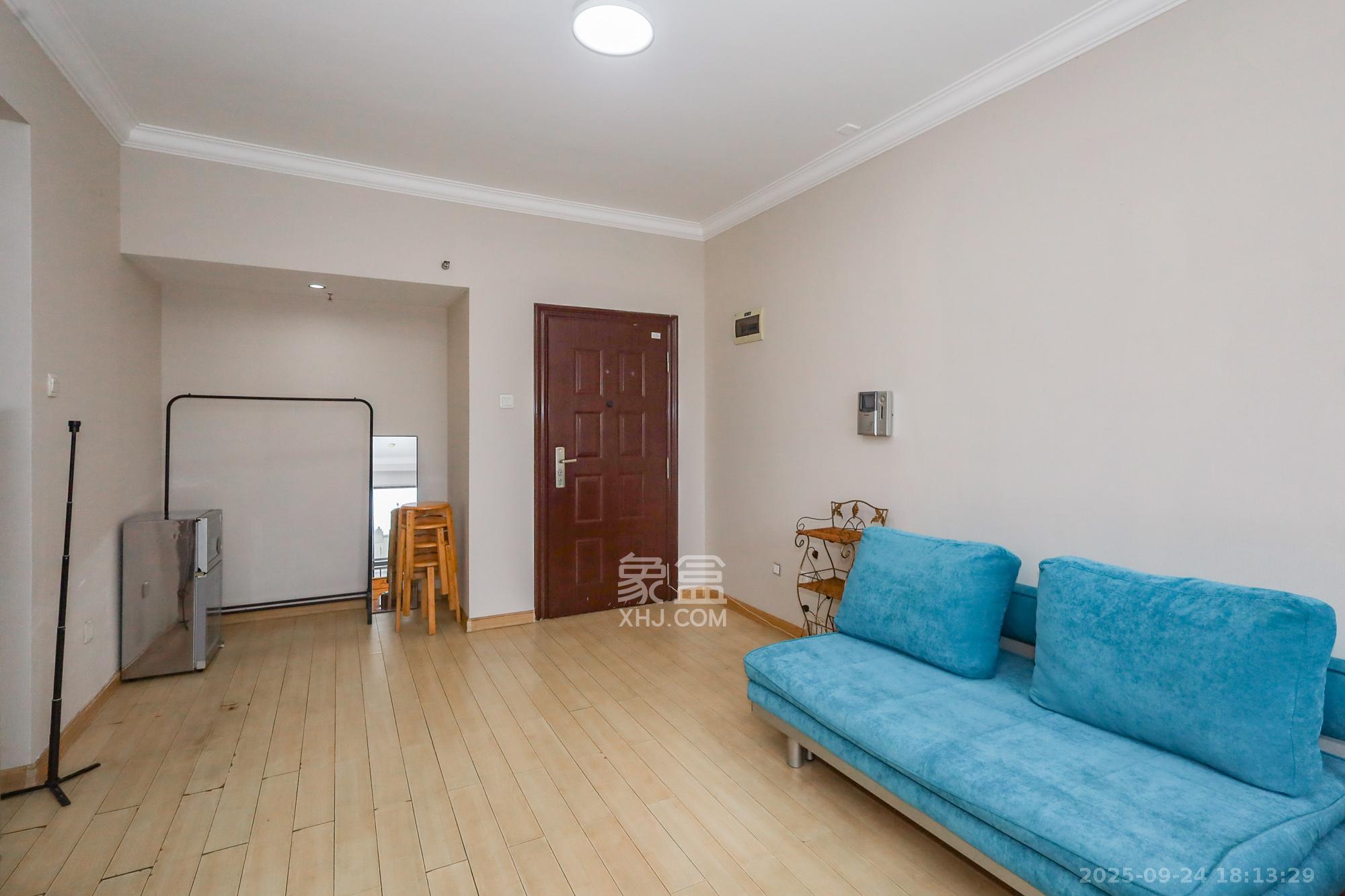 旭辉藏郡(藏郡、旭湘华府) 1室1厅1卫 28.0万 旭辉藏郡(藏郡、旭湘华府) 1室1厅1卫 28.0万客厅