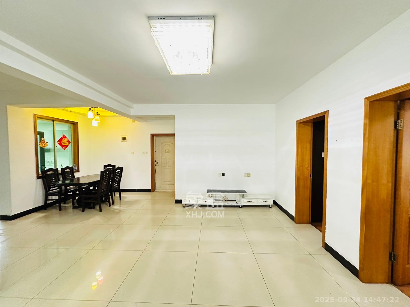 中南汽车世界 3室2厅1卫 1200.0元/月 中南汽车世界 3室2厅1卫 1200.0元/月室内图