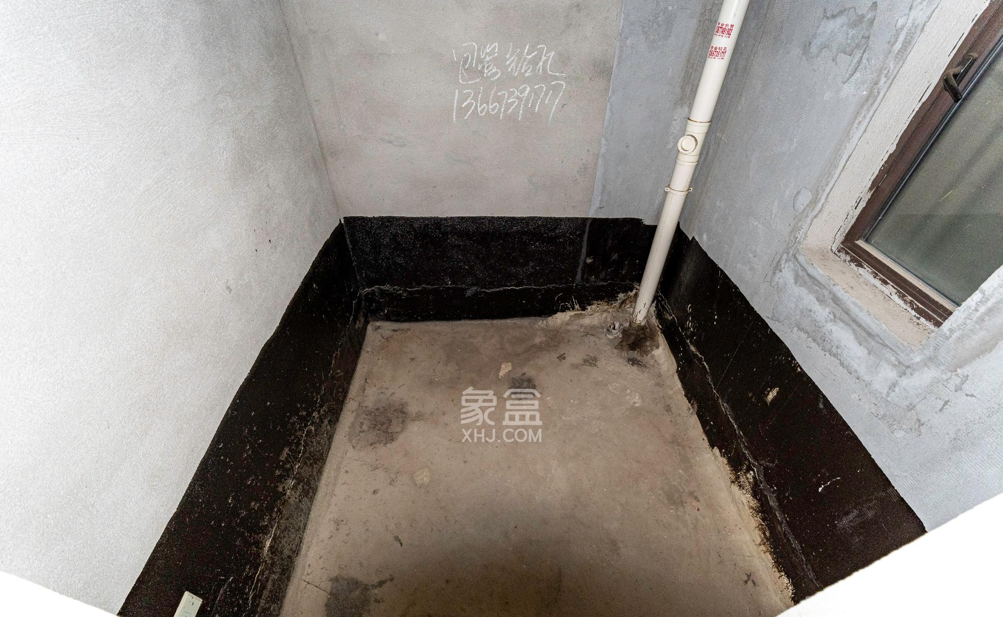 艾美潇湘  4室2厅2卫    188.0万卫生间