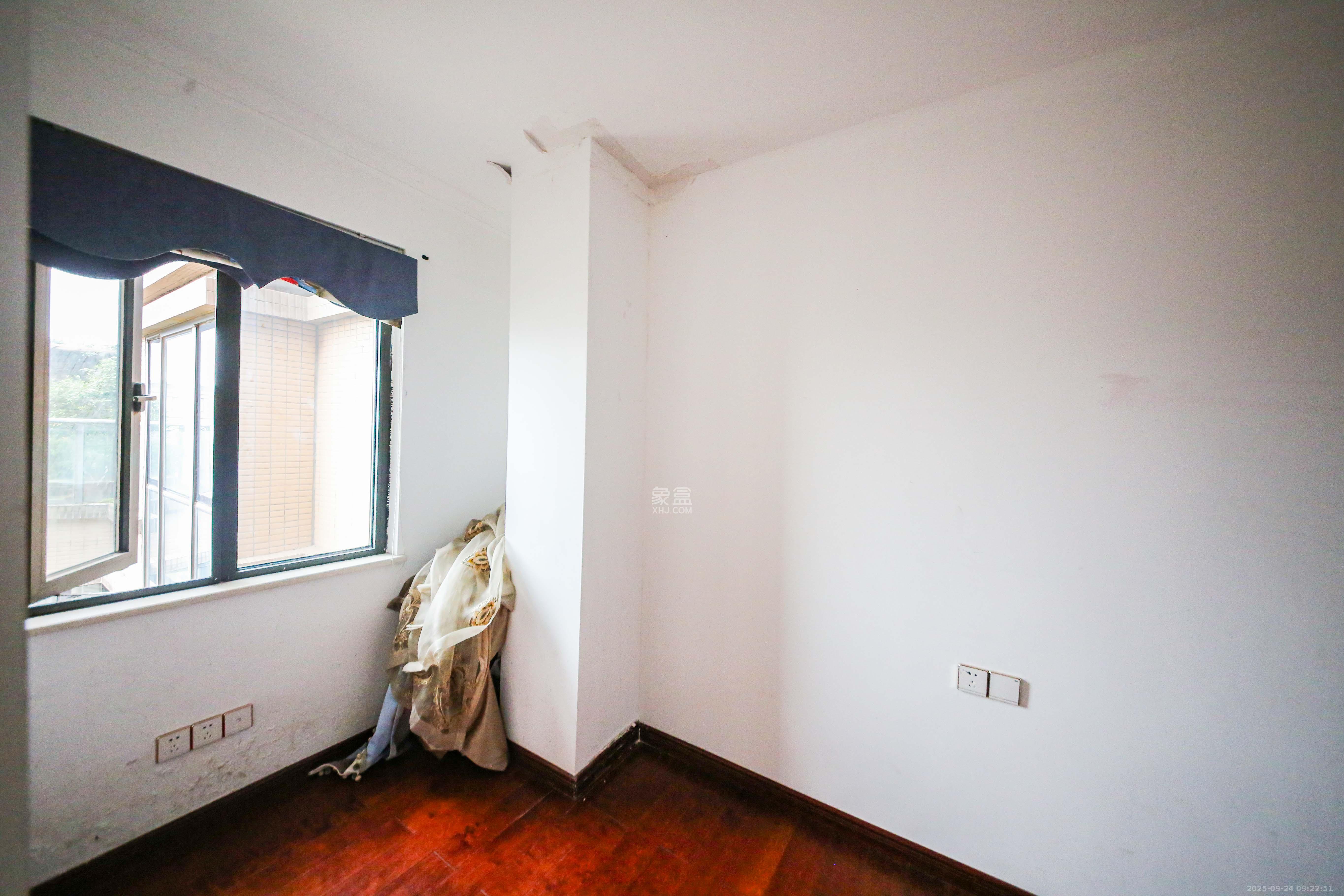 湘江雅颂居  4室2厅1卫    220.0万卧室