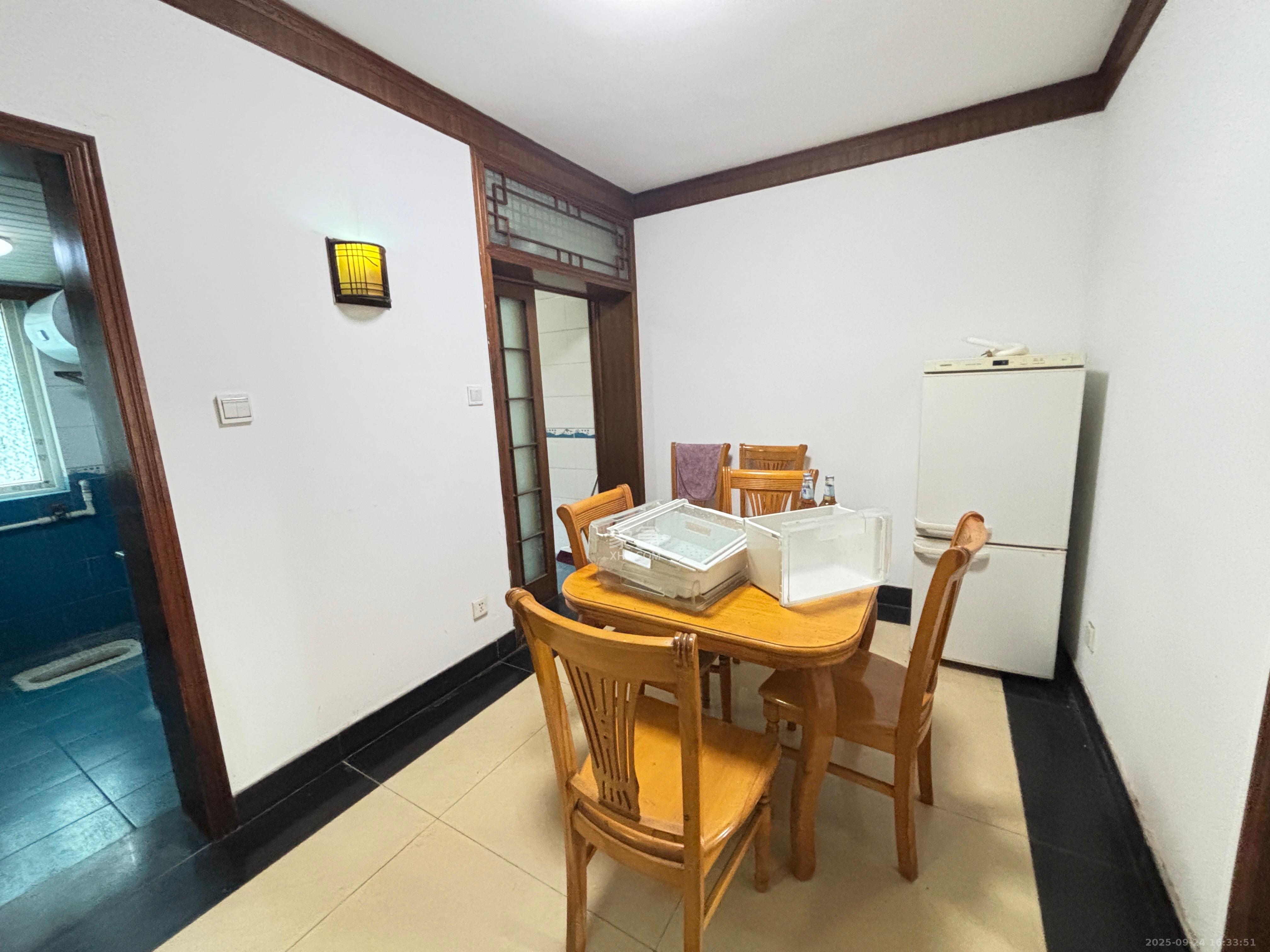 景湾小区(井湾小区) 3室2厅1卫 1700.0元/月 景湾小区(井湾小区) 3室2厅1卫 1700.0元/月室内图