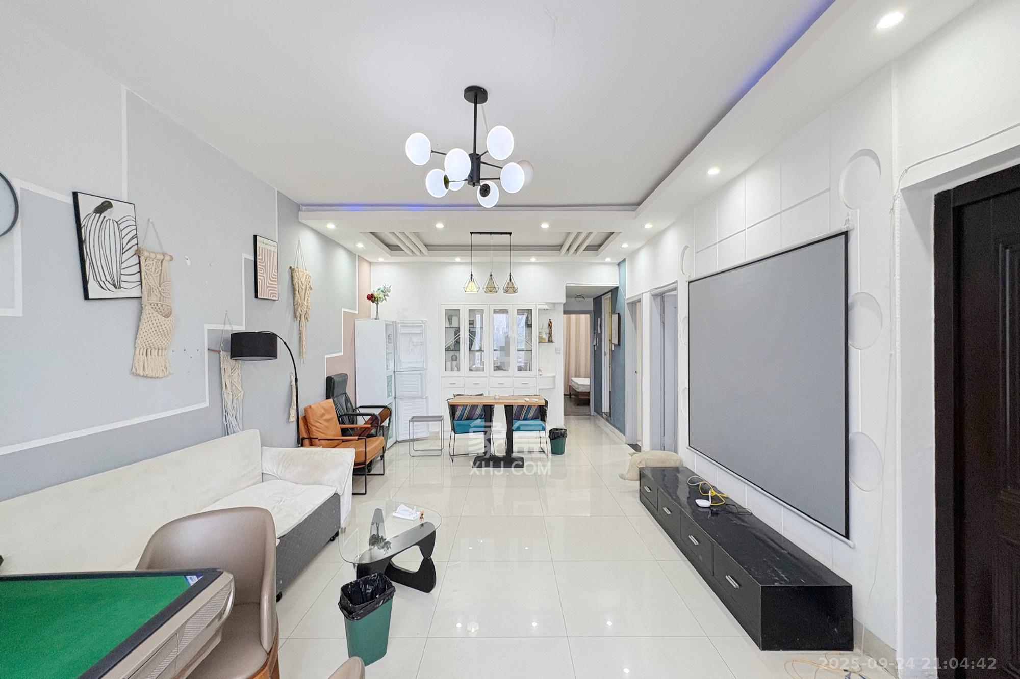 五一大道202(中环壹世界) 3室2厅1卫 130.0万 五一大道202(中环壹世界) 3室2厅1卫 130.0万客厅