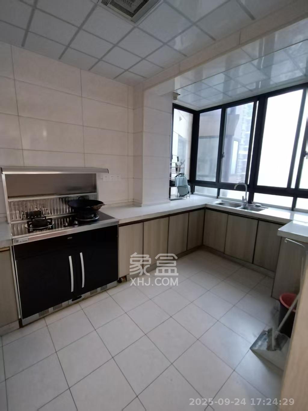 保利香槟国际  3室2厅2卫    2200.0元/月室内图