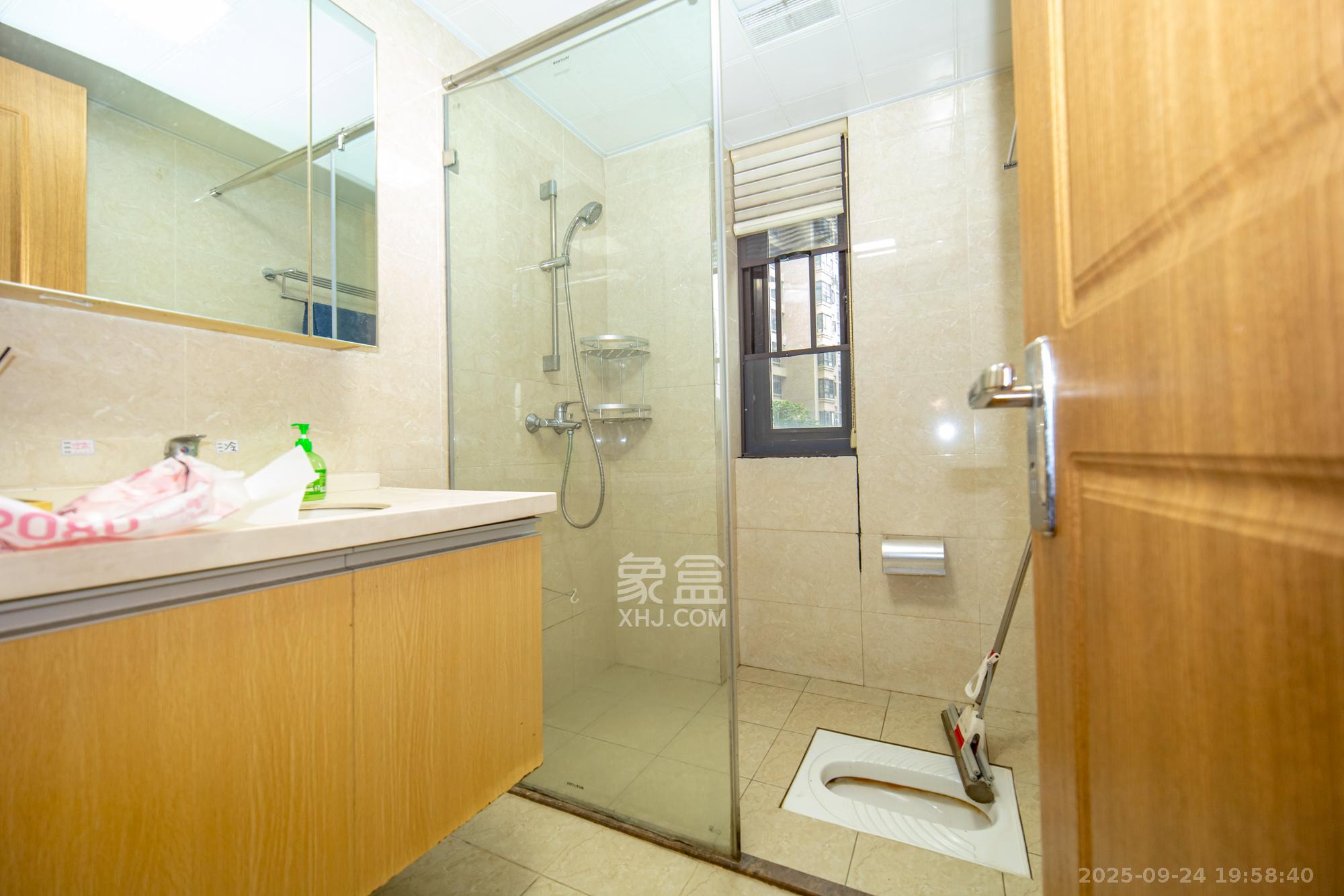 金科时代中心 4室2厅2卫 138.0万 金科时代中心 4室2厅2卫 138.0万卫生间