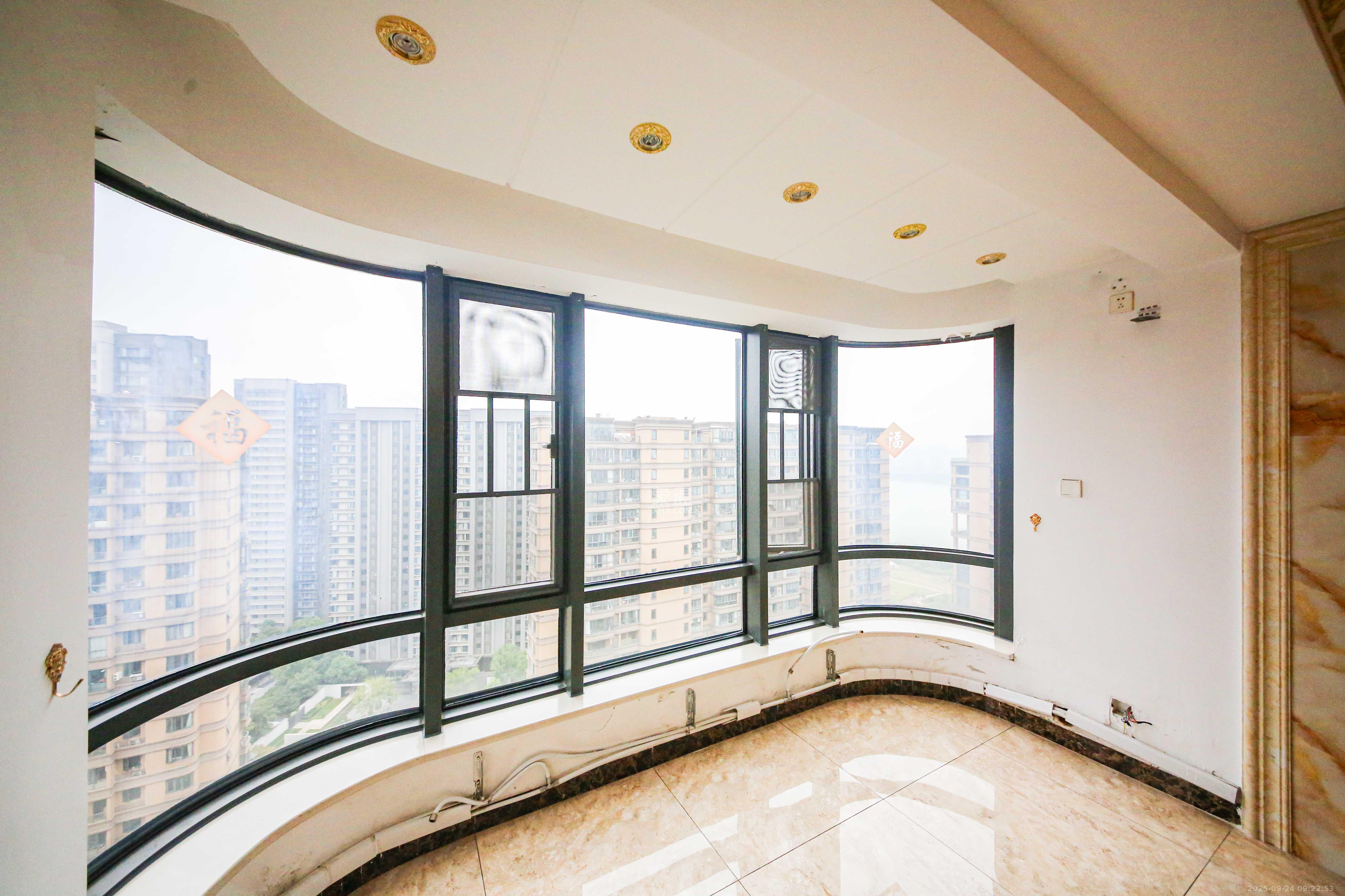 湘江雅颂居  4室2厅1卫    220.0万阳台