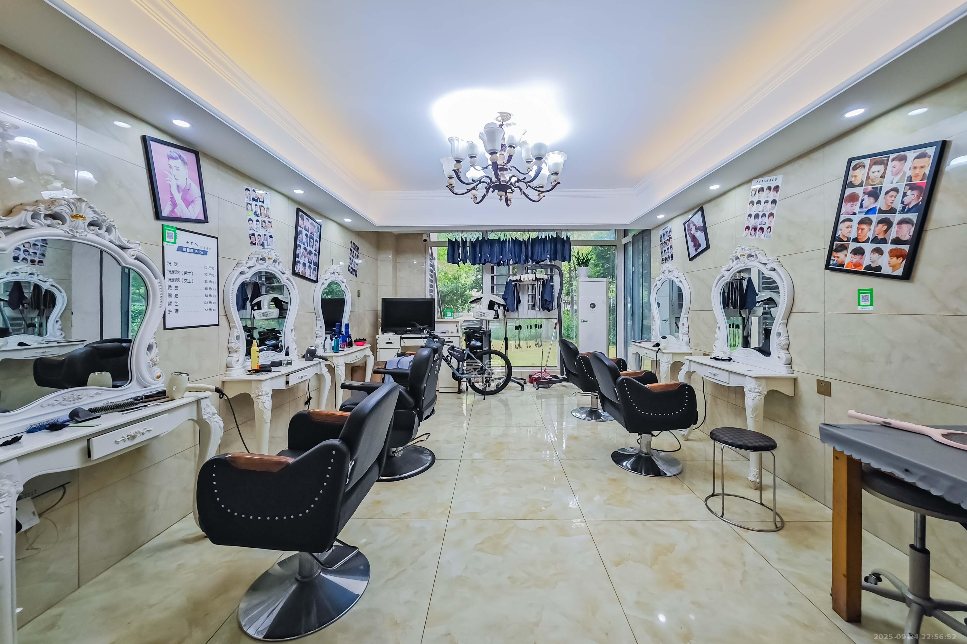 绿地之窗  4室2厅2卫    122.0万客厅