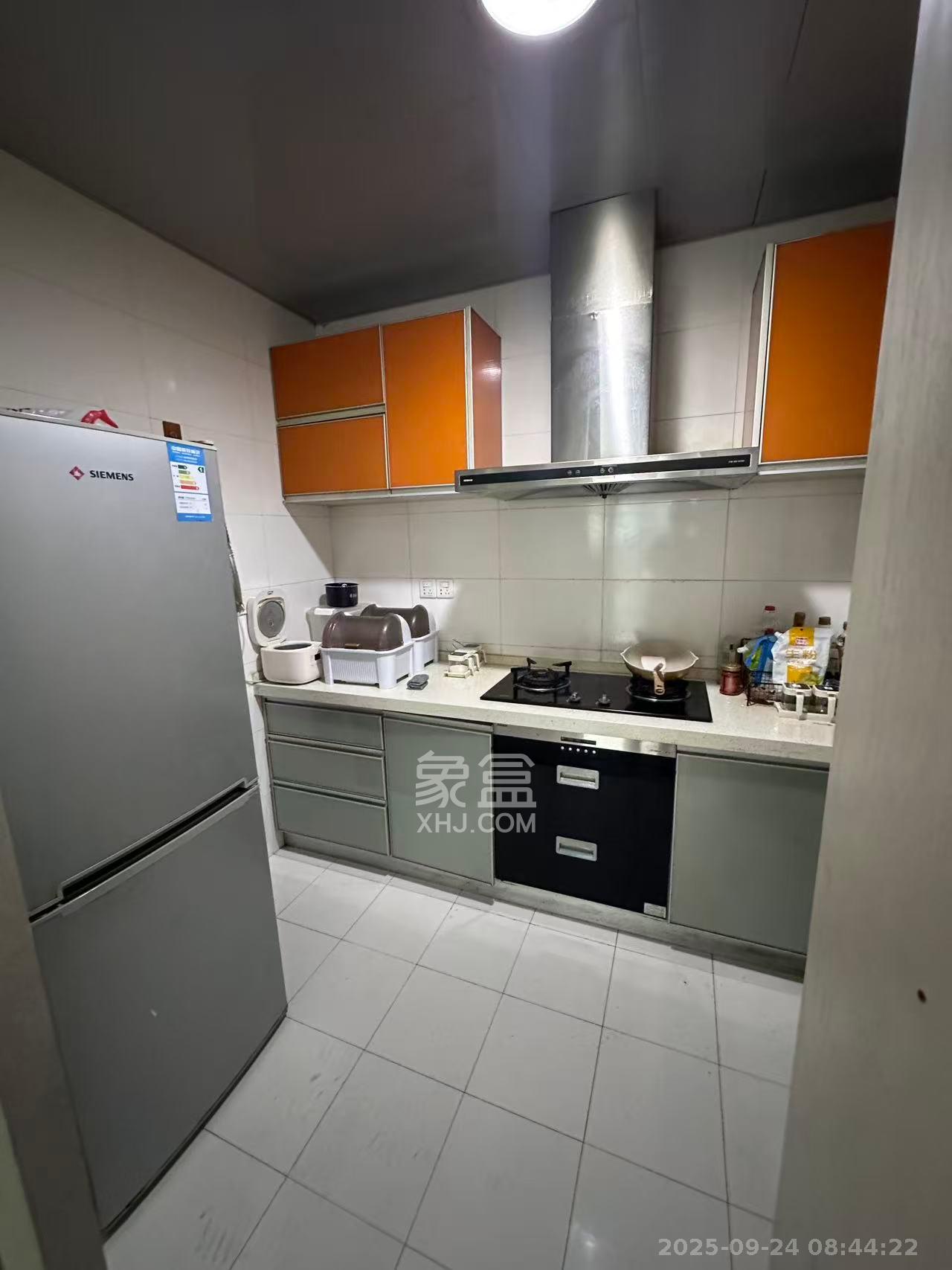 君临青园花都 1室2厅1卫 2100.0元/月 君临青园花都 1室2厅1卫 2100.0元/月室内图