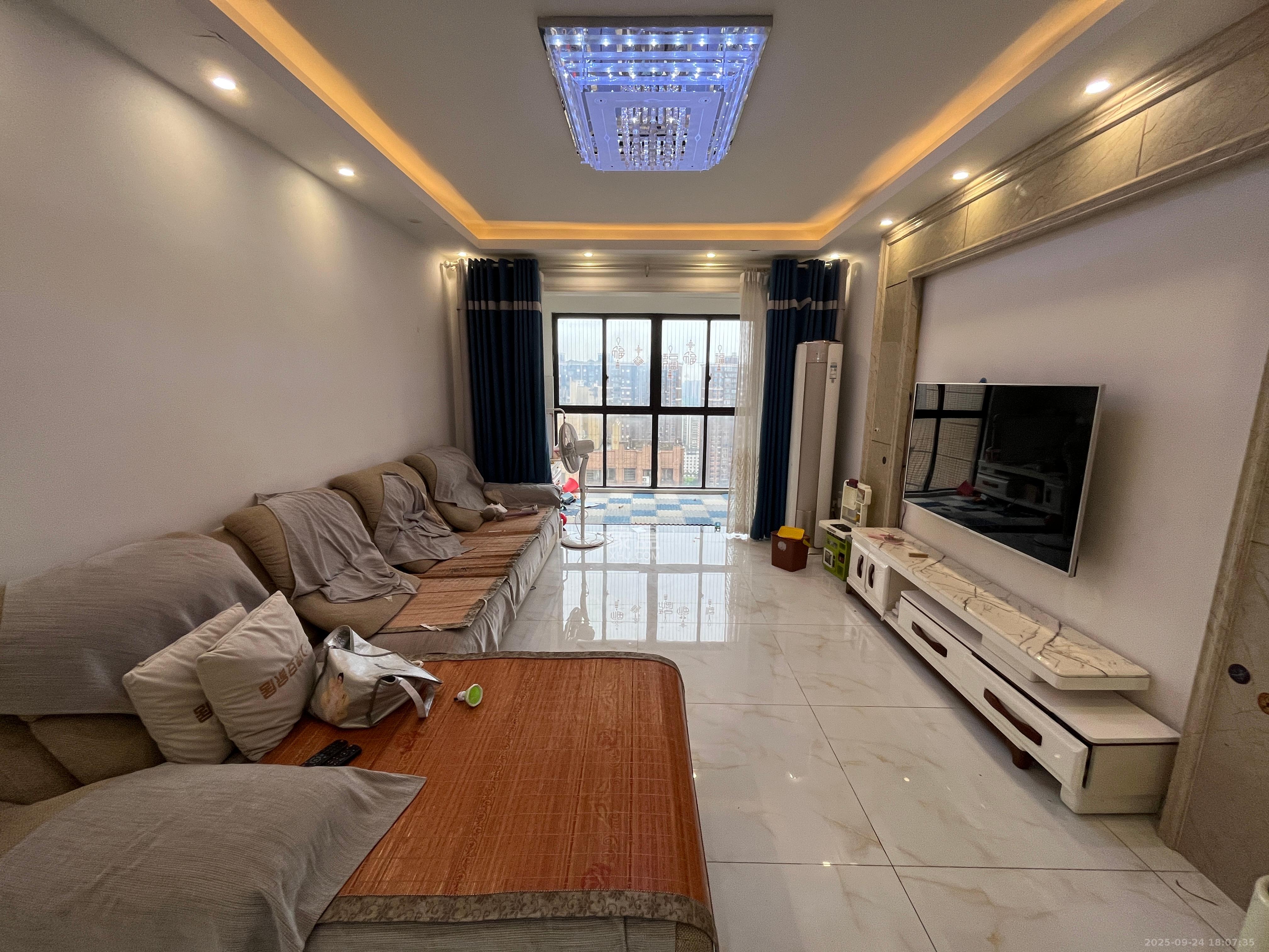 华润五彩城 3室2厅2卫 2300.0元/月 华润五彩城 3室2厅2卫 2300.0元/月室内图