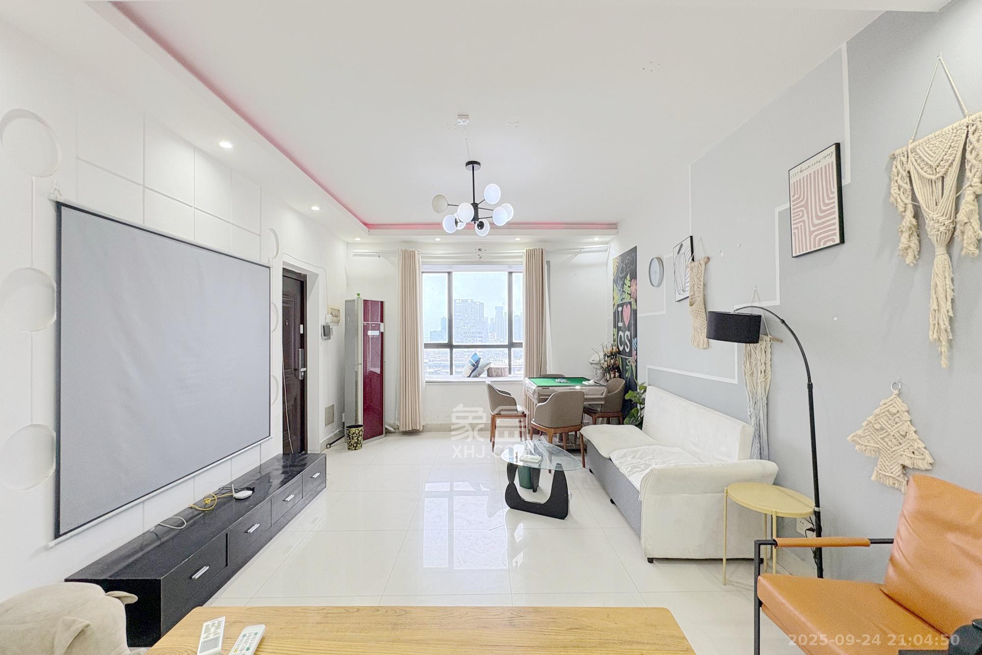 五一大道202(中环壹世界) 3室2厅1卫 130.0万 五一大道202(中环壹世界) 3室2厅1卫 130.0万客厅