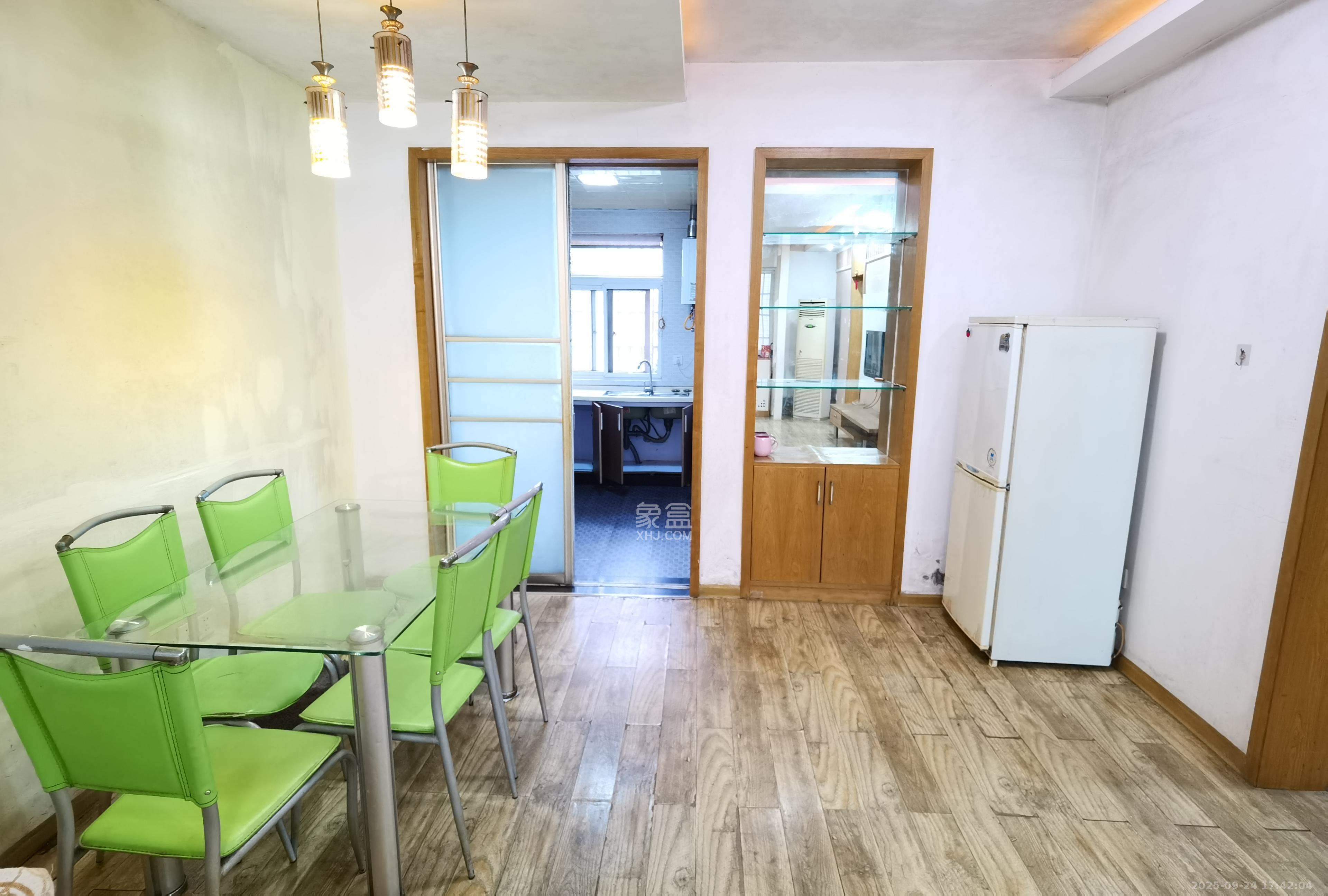 枫林美景  3室2厅1卫    2000.0元/月室内图