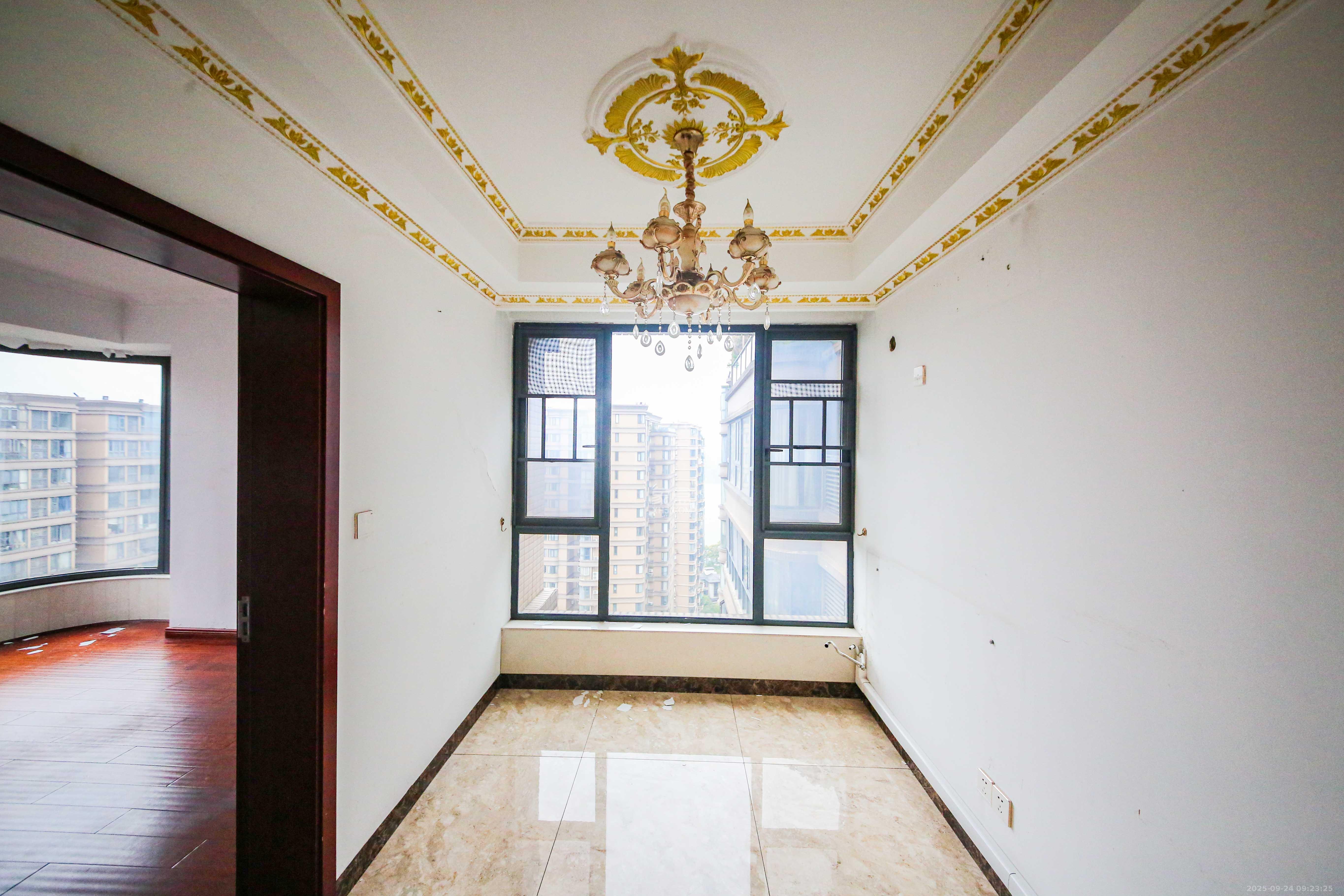 湘江雅颂居  4室2厅1卫    220.0万客厅