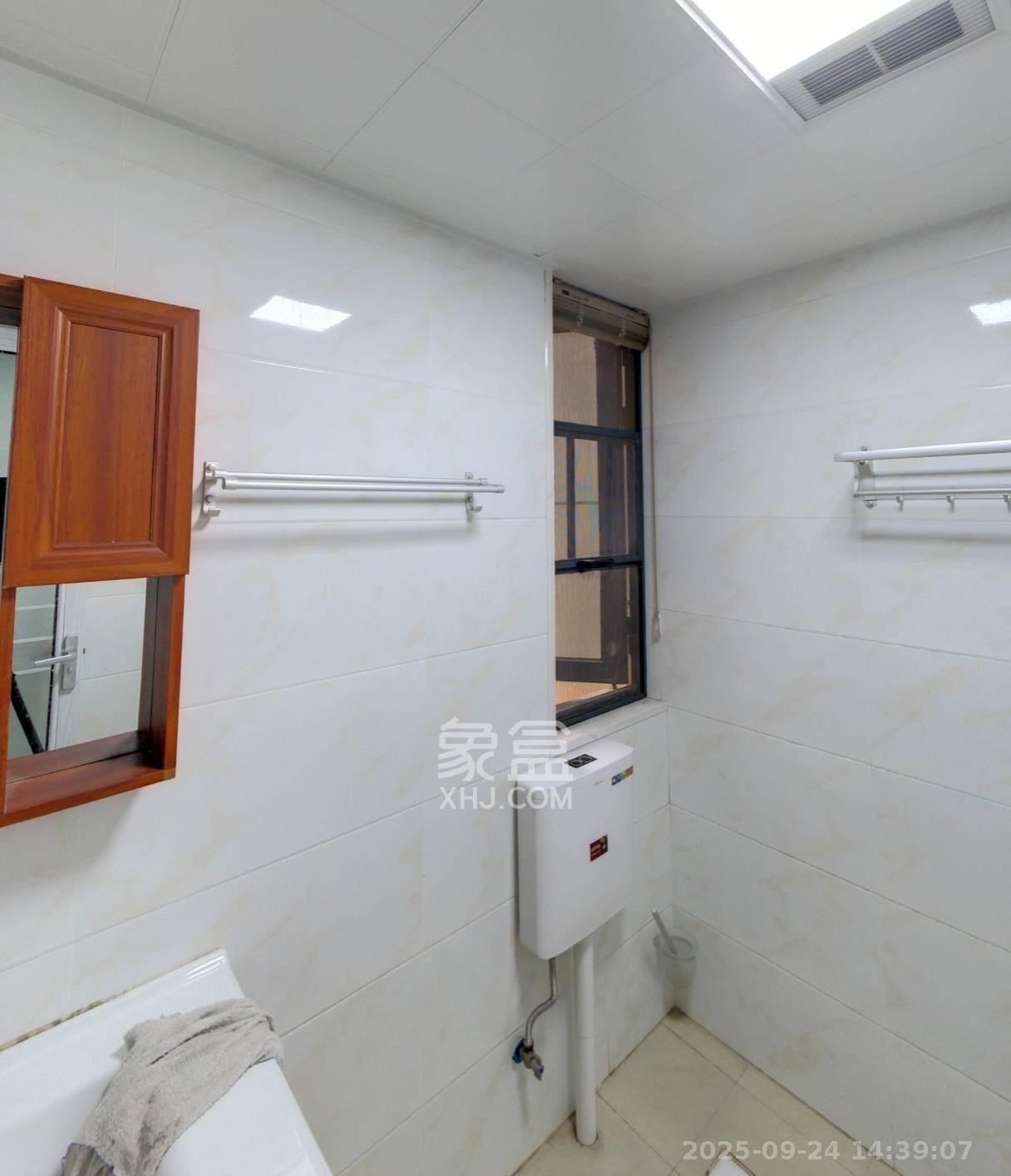 华远海蓝郡  3室2厅2卫    1950.0元/月室内图