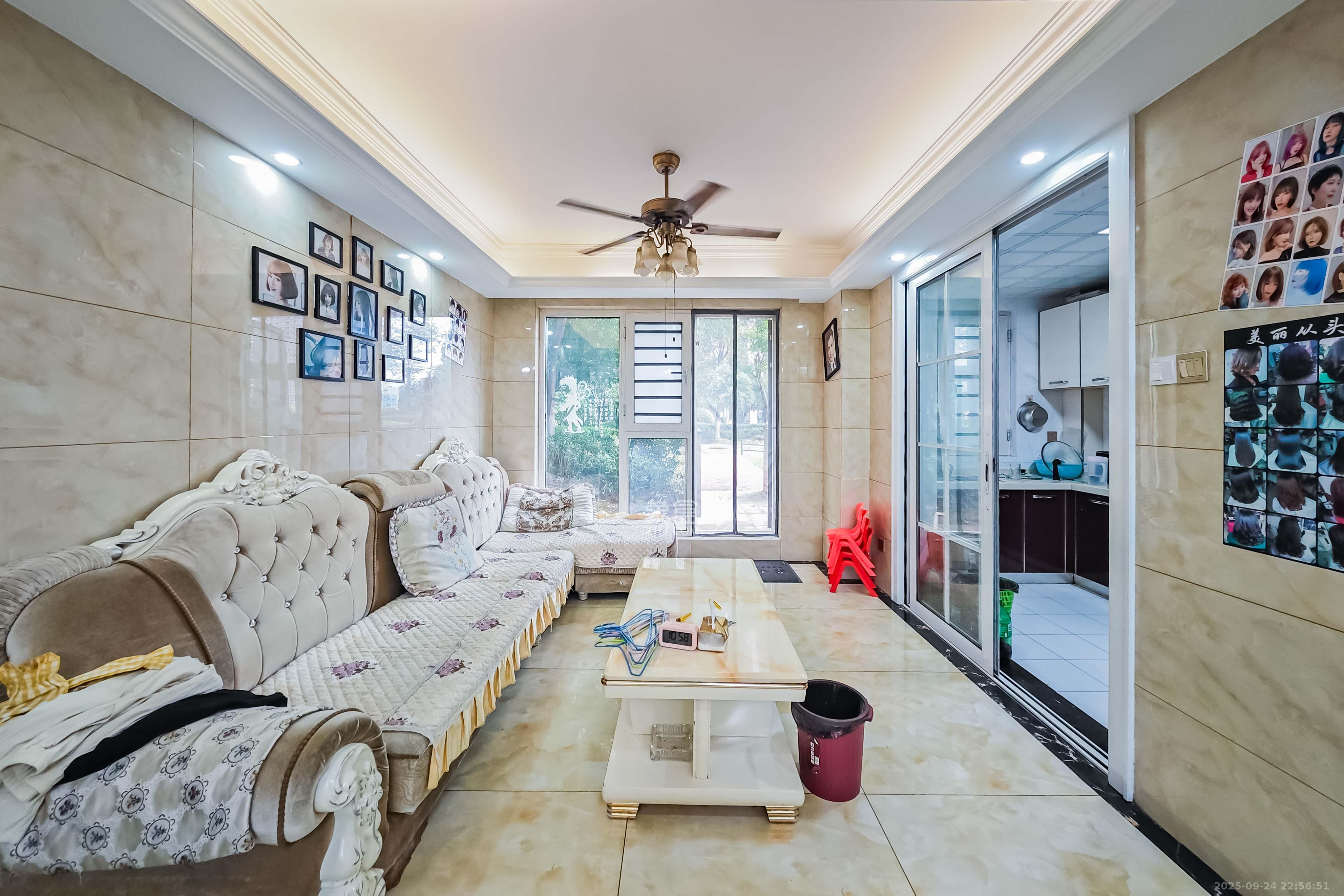 绿地之窗  4室2厅2卫    122.0万客厅