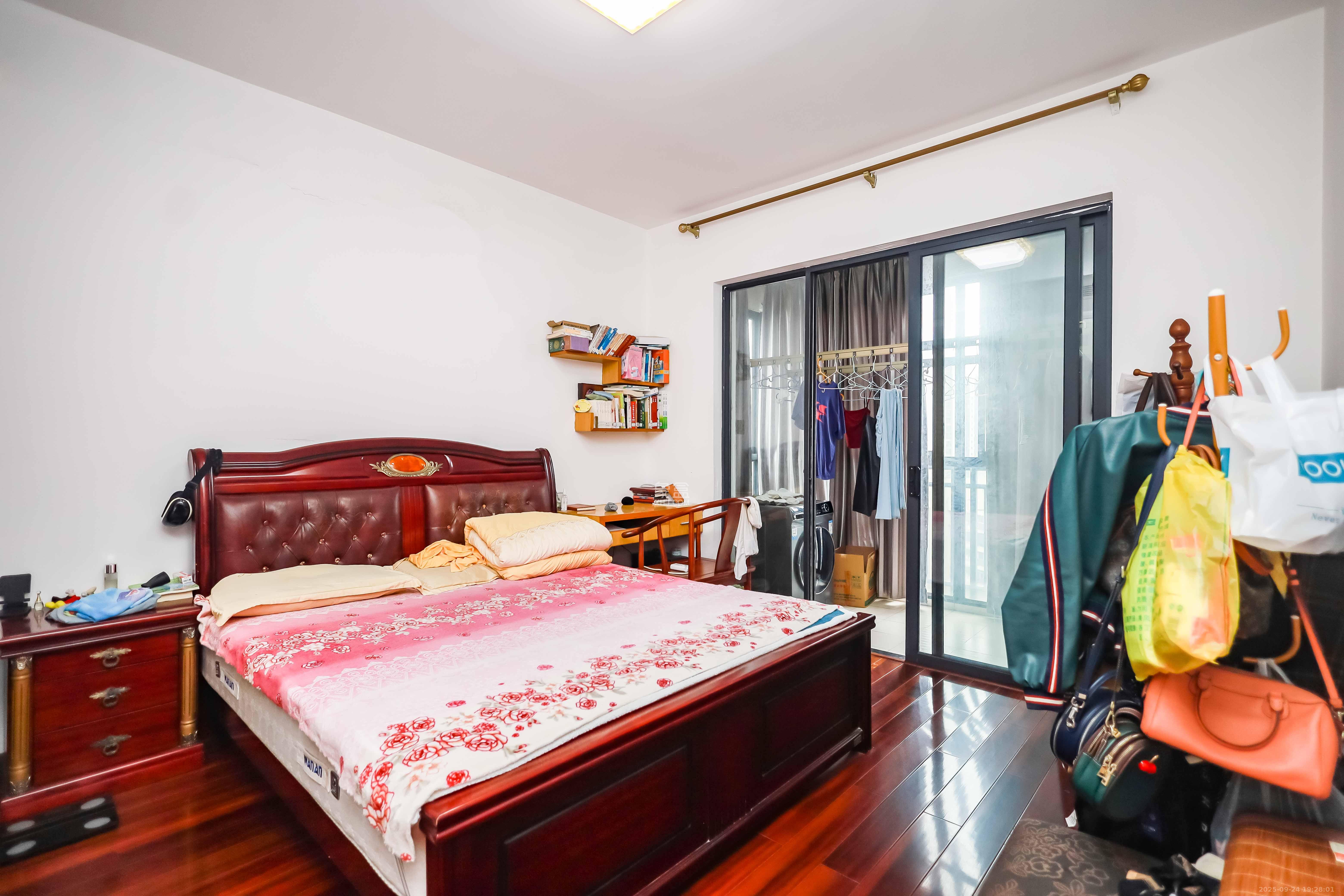 莱茵城 3室2厅1卫 106.0万 莱茵城 3室2厅1卫 106.0万卧室