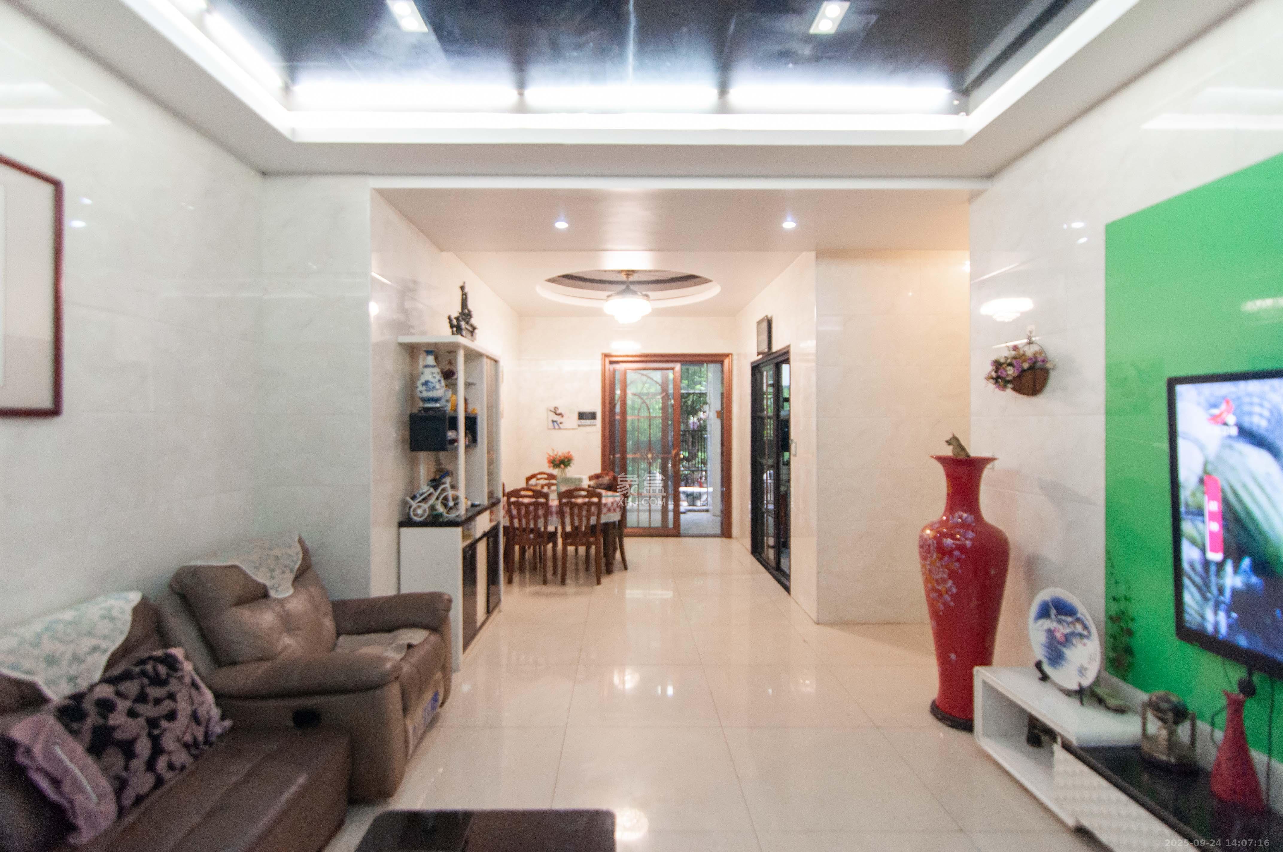 沁园春御院 3室2厅2卫 165.0万 沁园春御院 3室2厅2卫 165.0万客厅