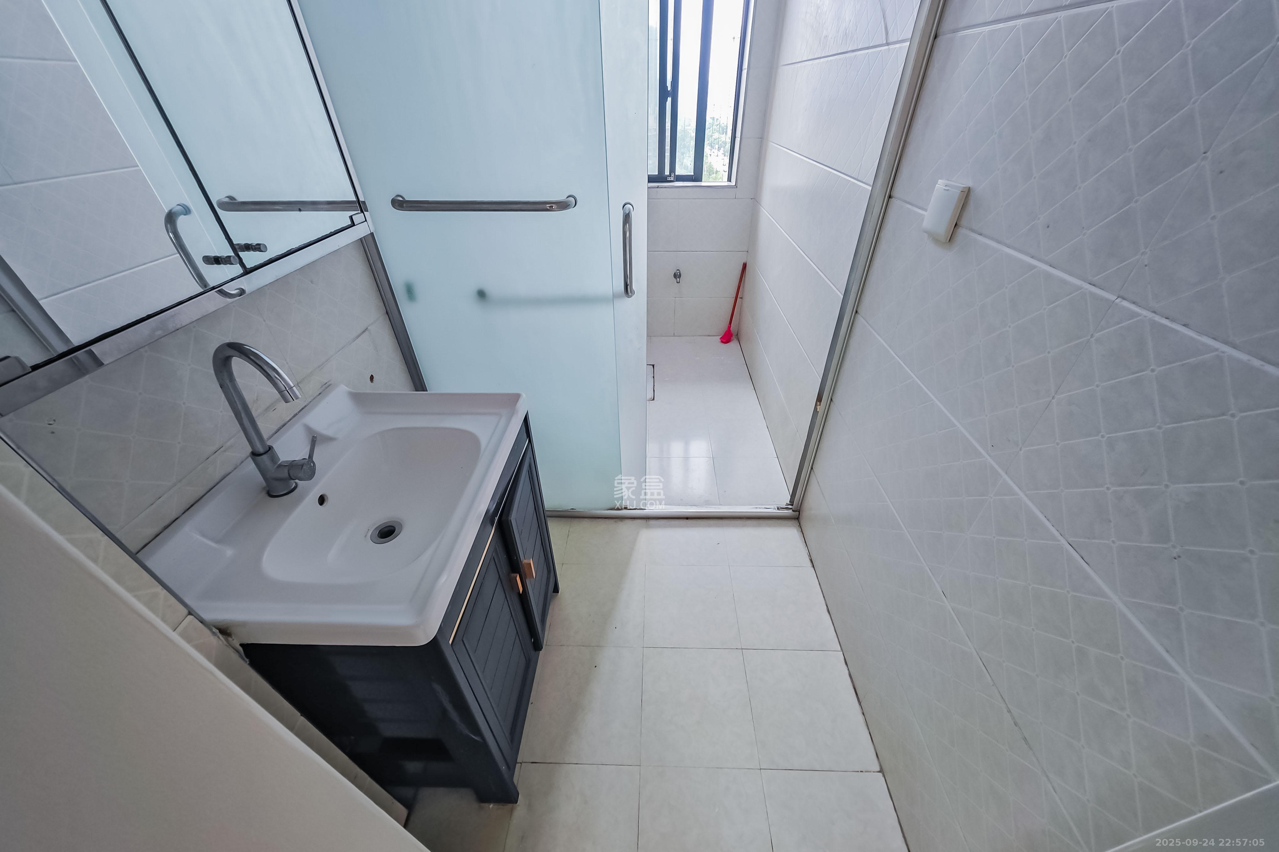 海拔东方 2室1厅1卫 76.8万 海拔东方 2室1厅1卫 76.8万卫生间