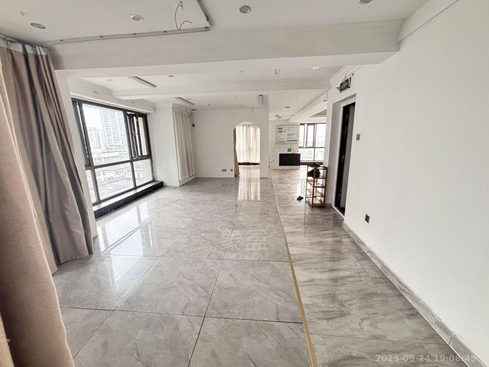 大汉希尔顿  1室2厅1卫    4500.0元/月室内图