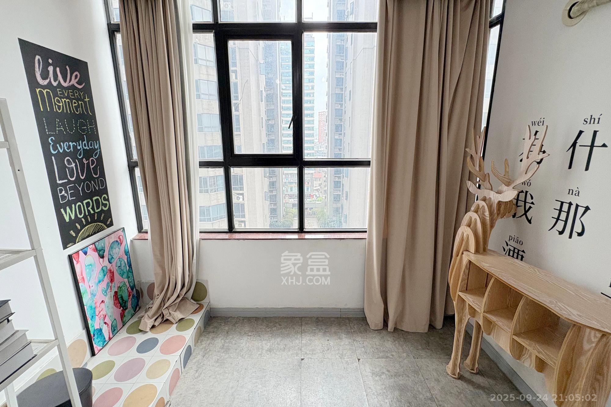 五一大道202(中环壹世界) 3室2厅1卫 130.0万 五一大道202(中环壹世界) 3室2厅1卫 130.0万阳台