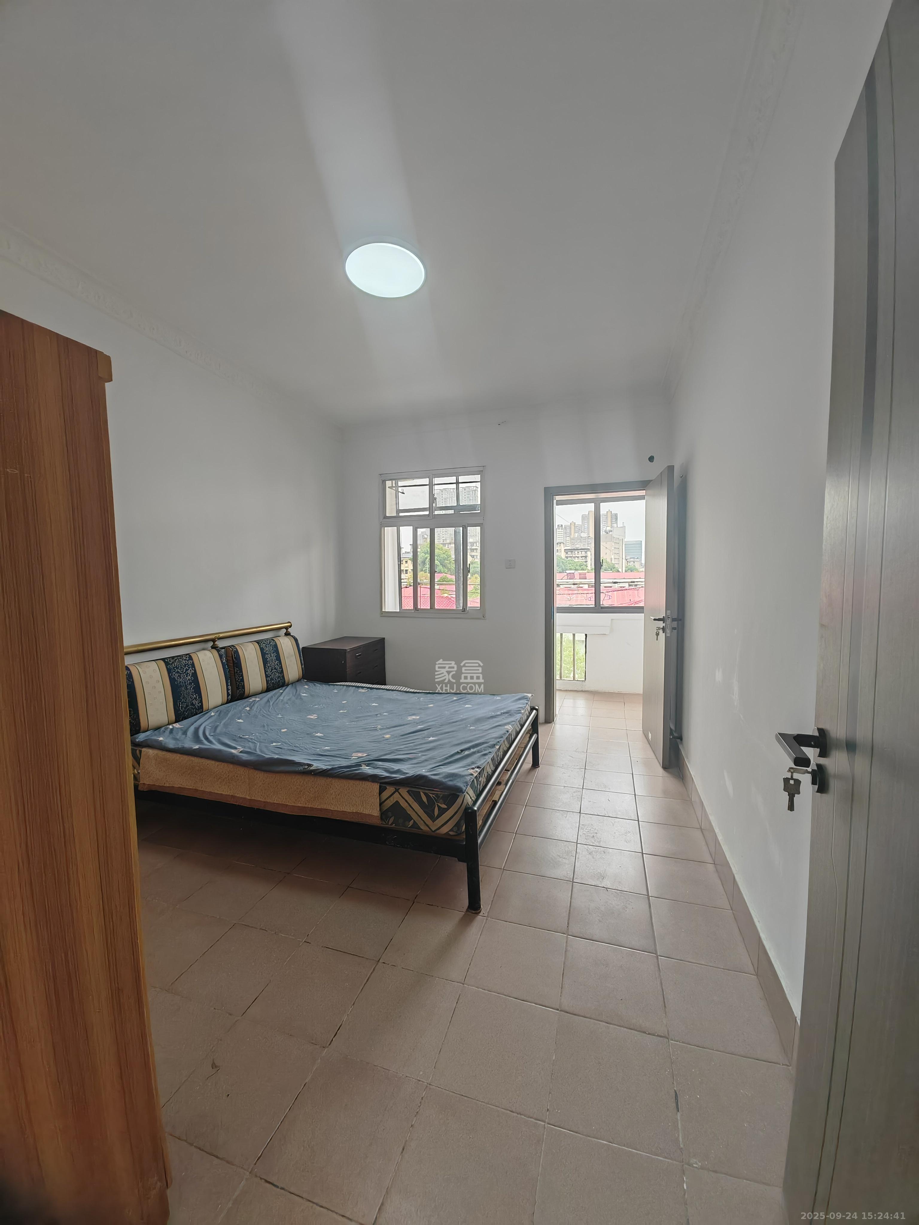 桂花路锻压小区  2室1厅1卫    1350.0元/月 桂花路锻压小区  2室1厅1卫    1350.0元/月室内图