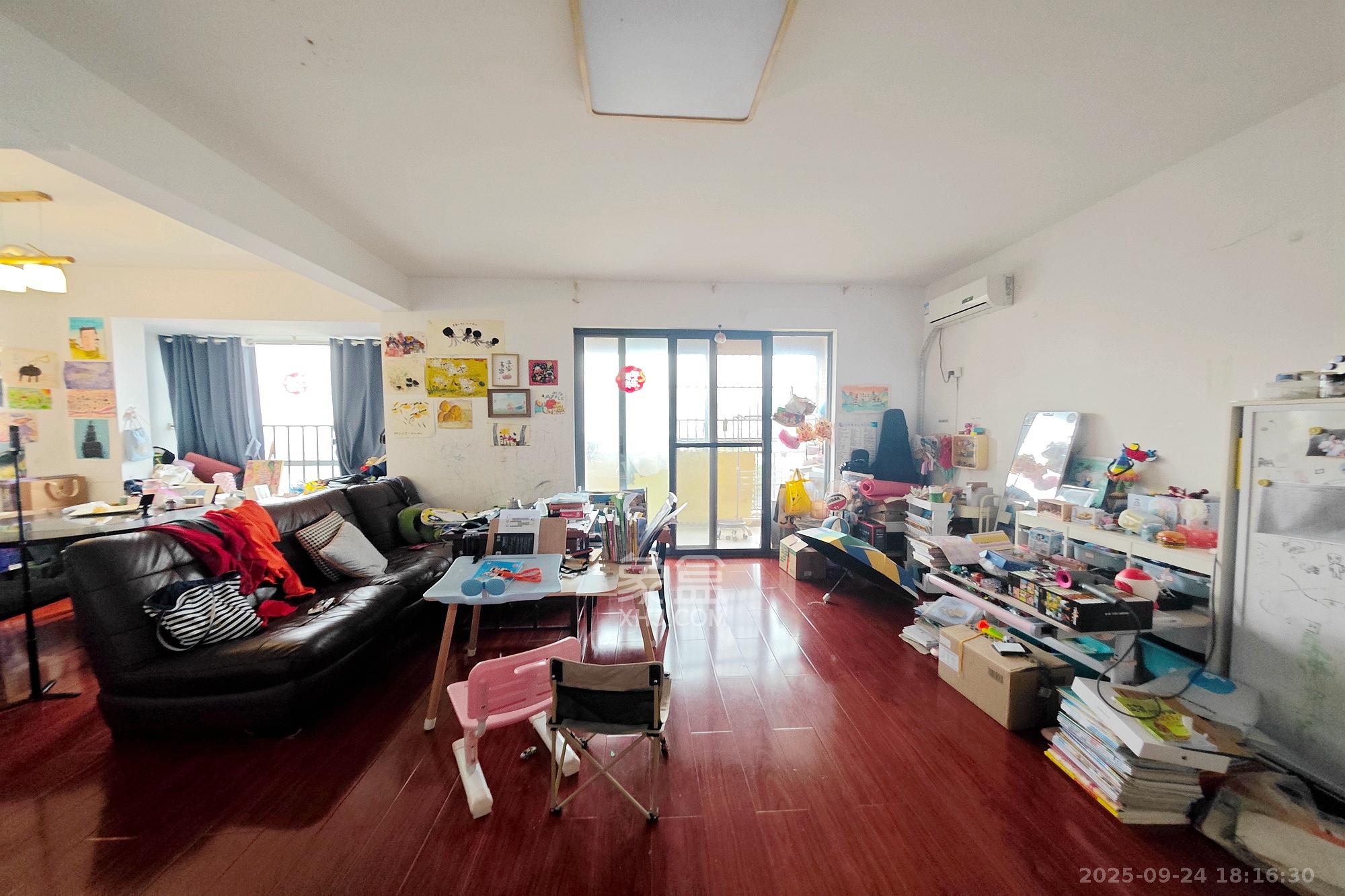 万博汇 3室2厅2卫 158.0万 万博汇 3室2厅2卫 158.0万客厅