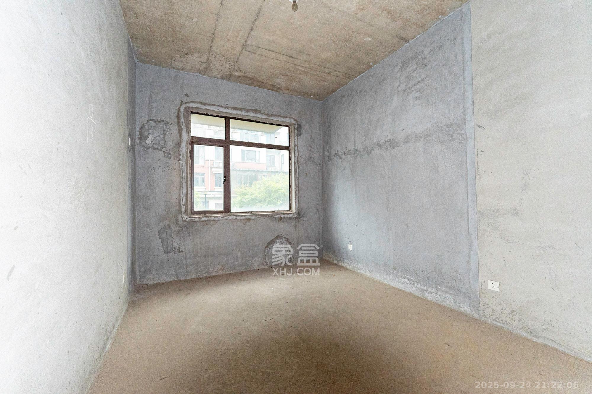 艾美潇湘  4室2厅2卫    188.0万卧室