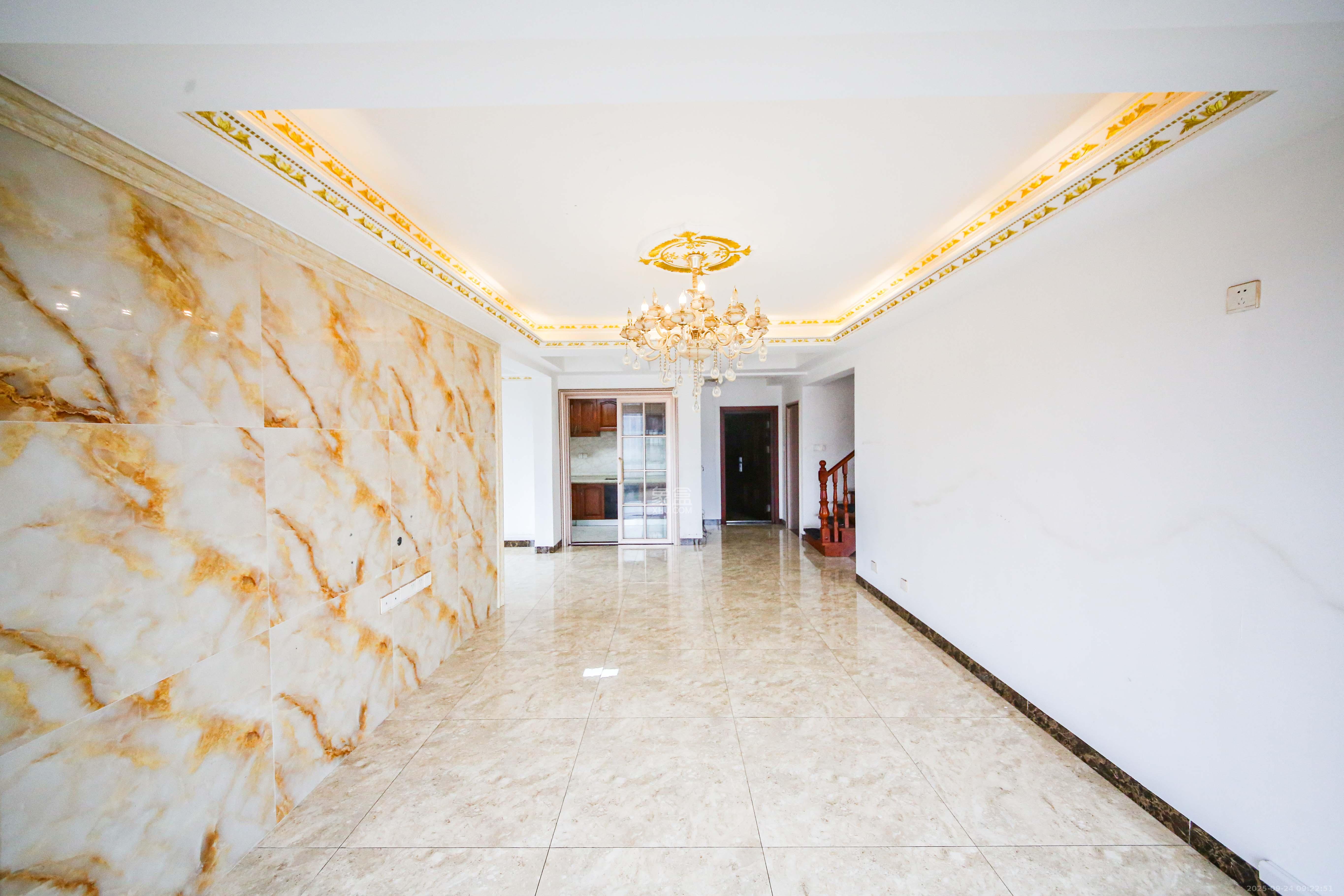 湘江雅颂居  4室2厅1卫    220.0万客厅