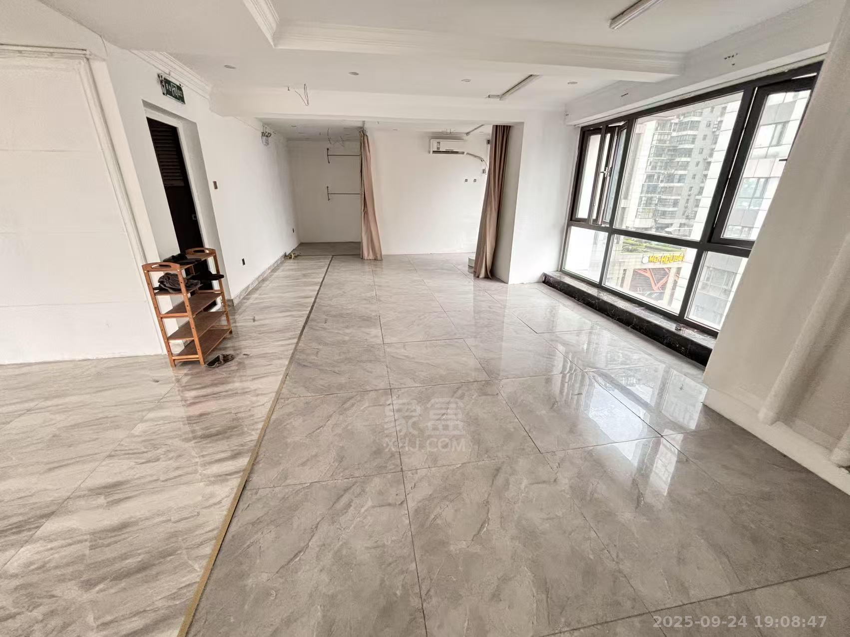 大汉希尔顿  1室2厅1卫    4500.0元/月室内图