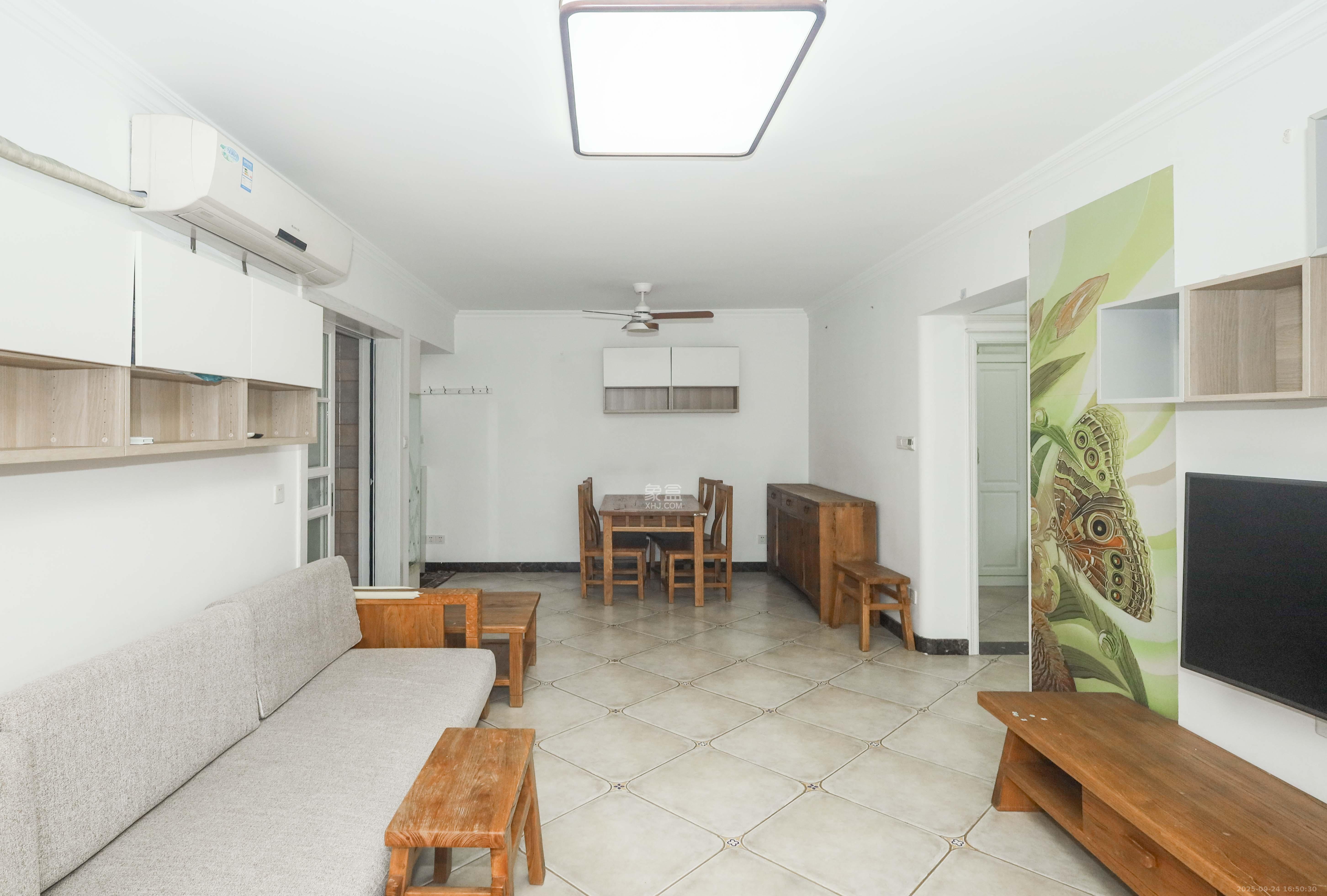 好莱城(弘德西街) 2室2厅1卫 66.0万 好莱城(弘德西街) 2室2厅1卫 66.0万客厅