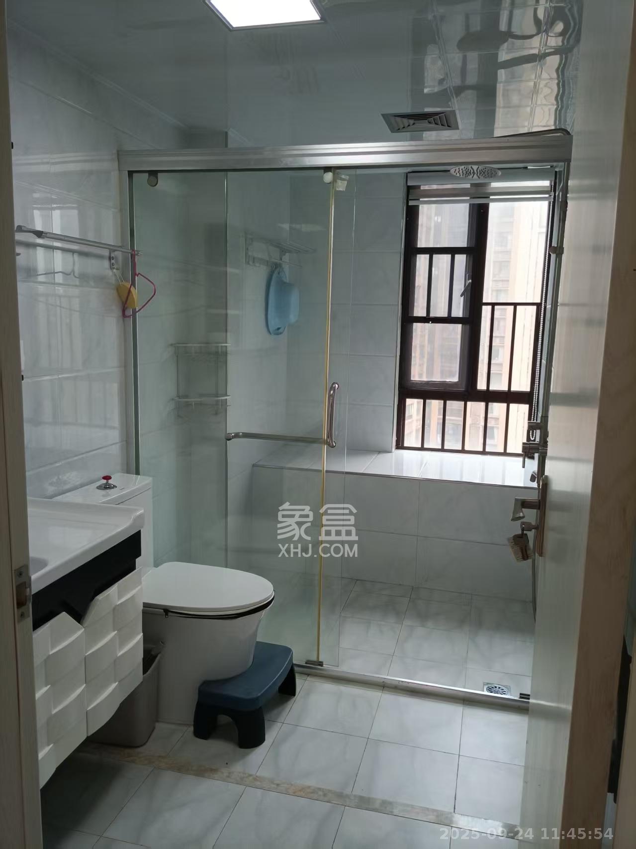 华润凤凰城三期  3室2厅1卫    2100.0元/月室内图