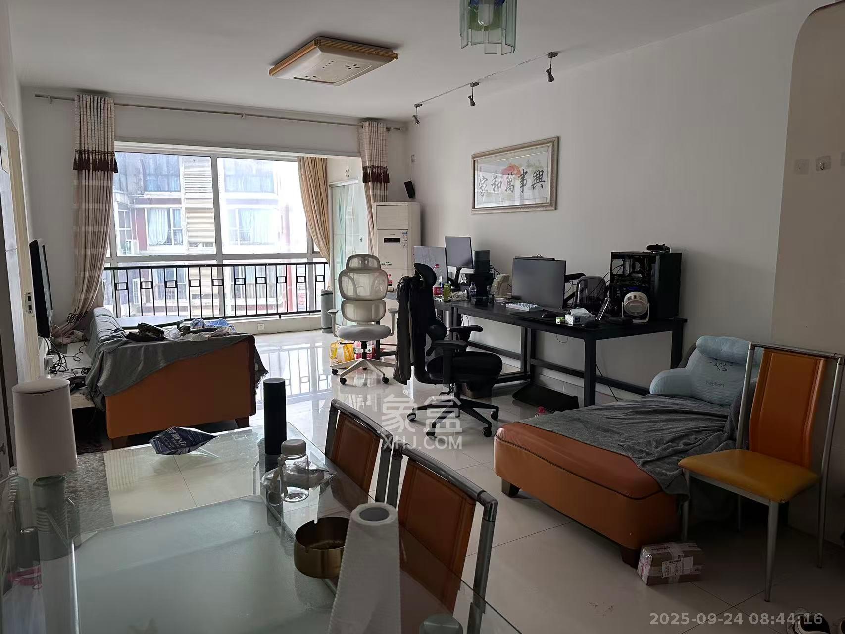 君临青园花都 1室2厅1卫 2100.0元/月 君临青园花都 1室2厅1卫 2100.0元/月室内图