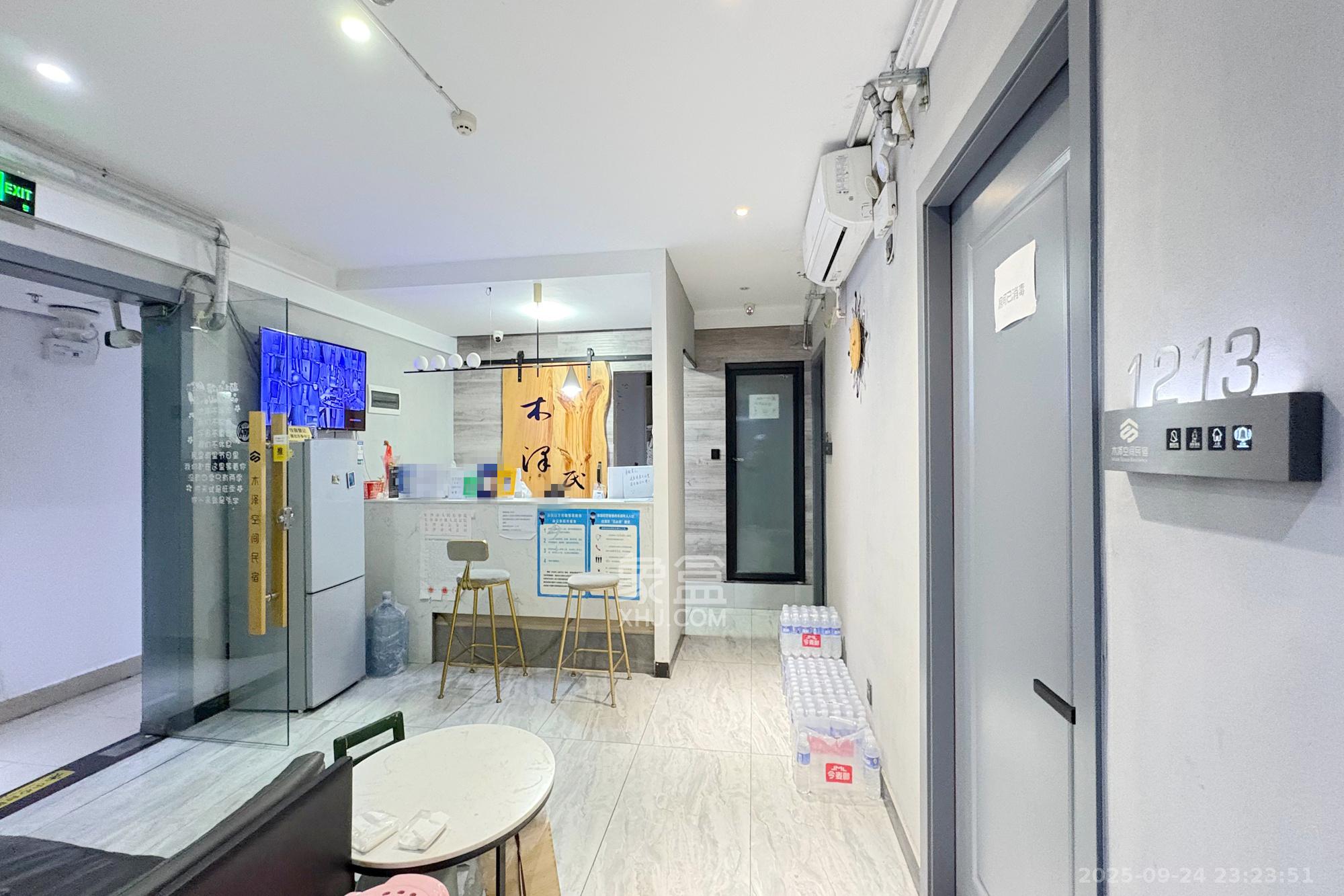 鸿盛大厦  4室2厅2卫    150.0万客厅