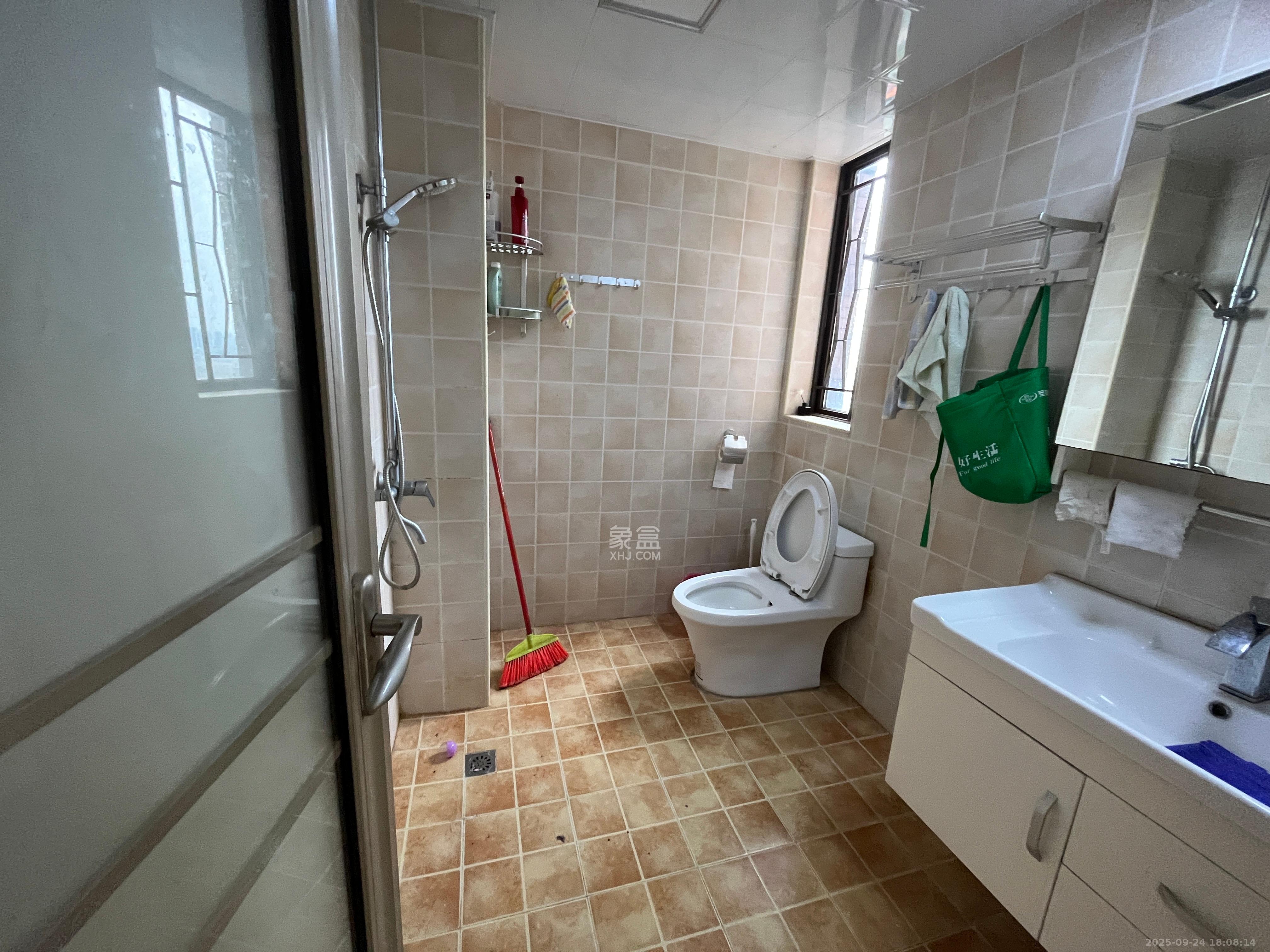 华润五彩城 3室2厅2卫 2300.0元/月 华润五彩城 3室2厅2卫 2300.0元/月室内图