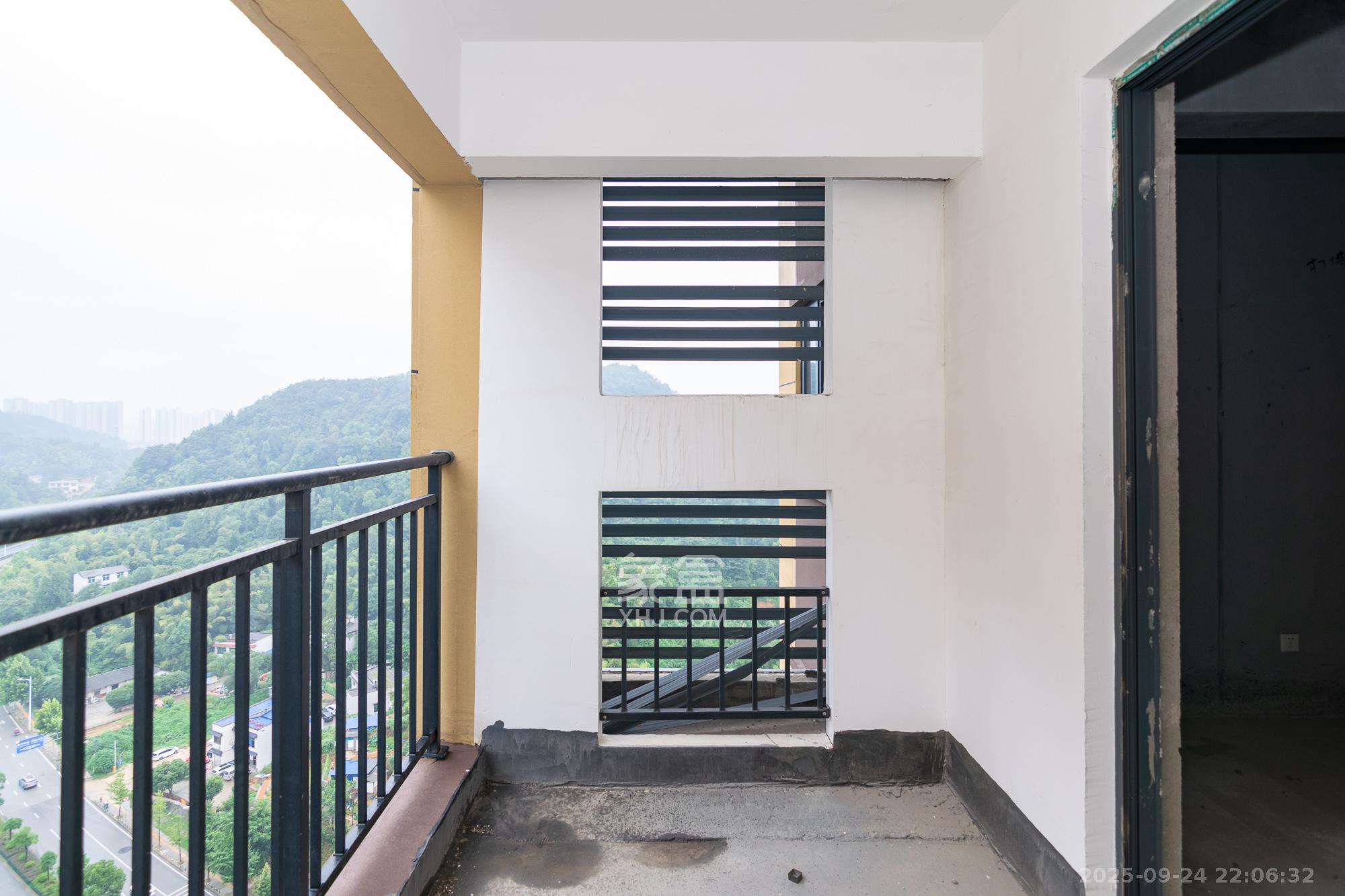 澳海谷山府  3室2厅2卫    78.0万阳台