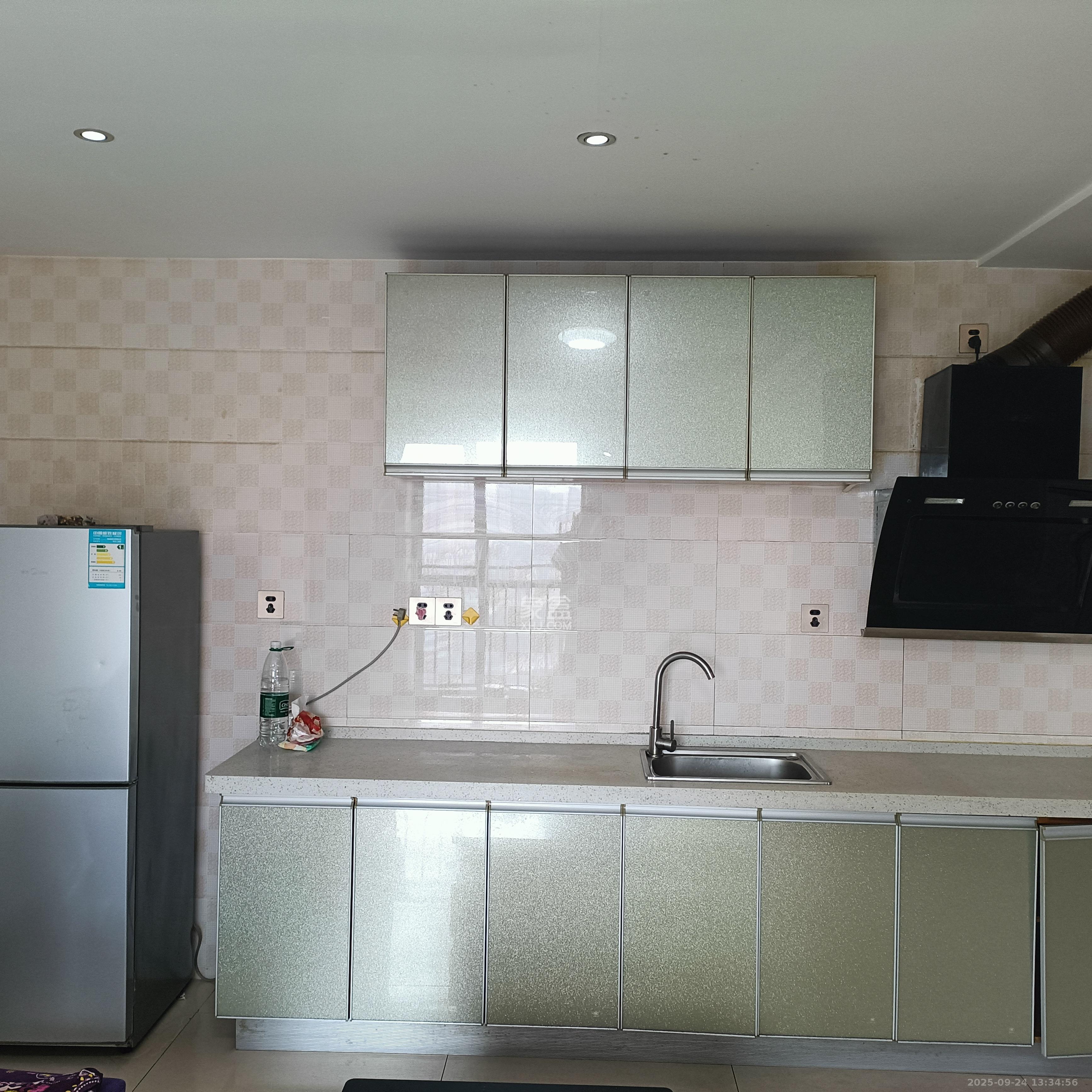 山水华景  1室1厅1卫    1500.0元/月室内图