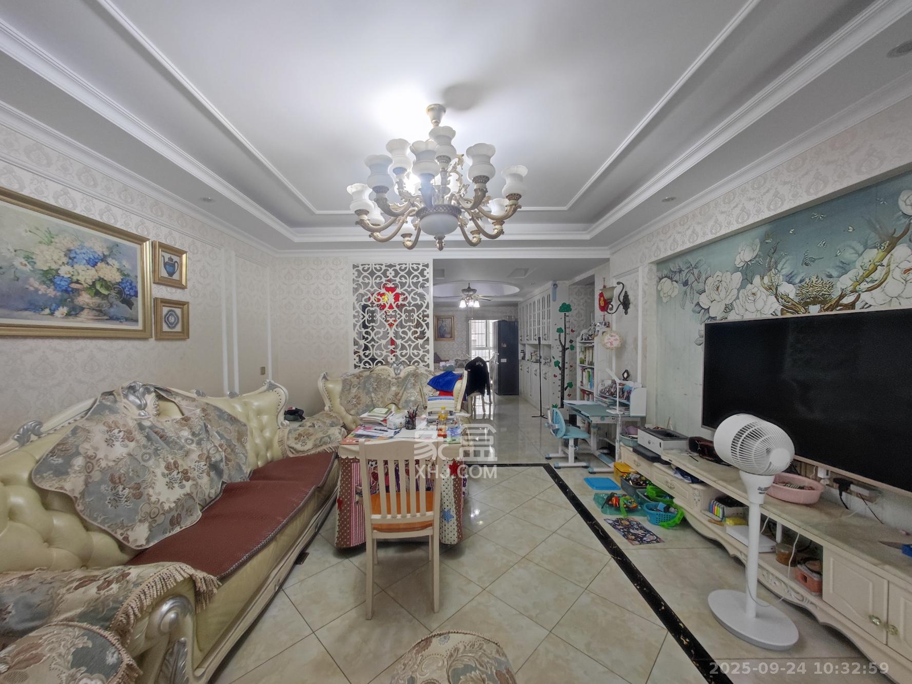 泰禹家园(彩云之翼家园一期、二期、三期) 4室2厅2卫 130.0万 泰禹家园(彩云之翼家园一期、二期、三期) 4室2厅2卫 130.0万客厅