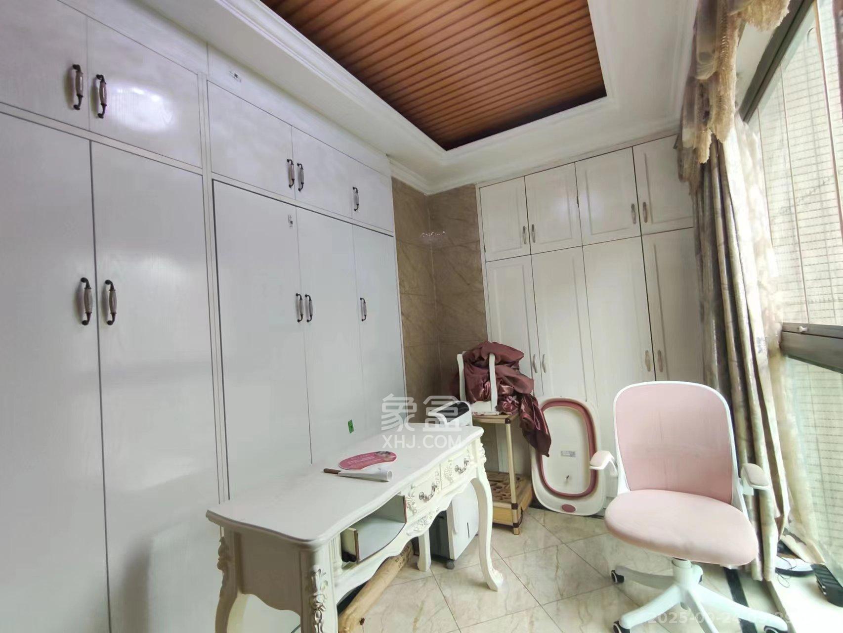 新城新世界一二三期  3室2厅2卫    3800.0元/月室内图