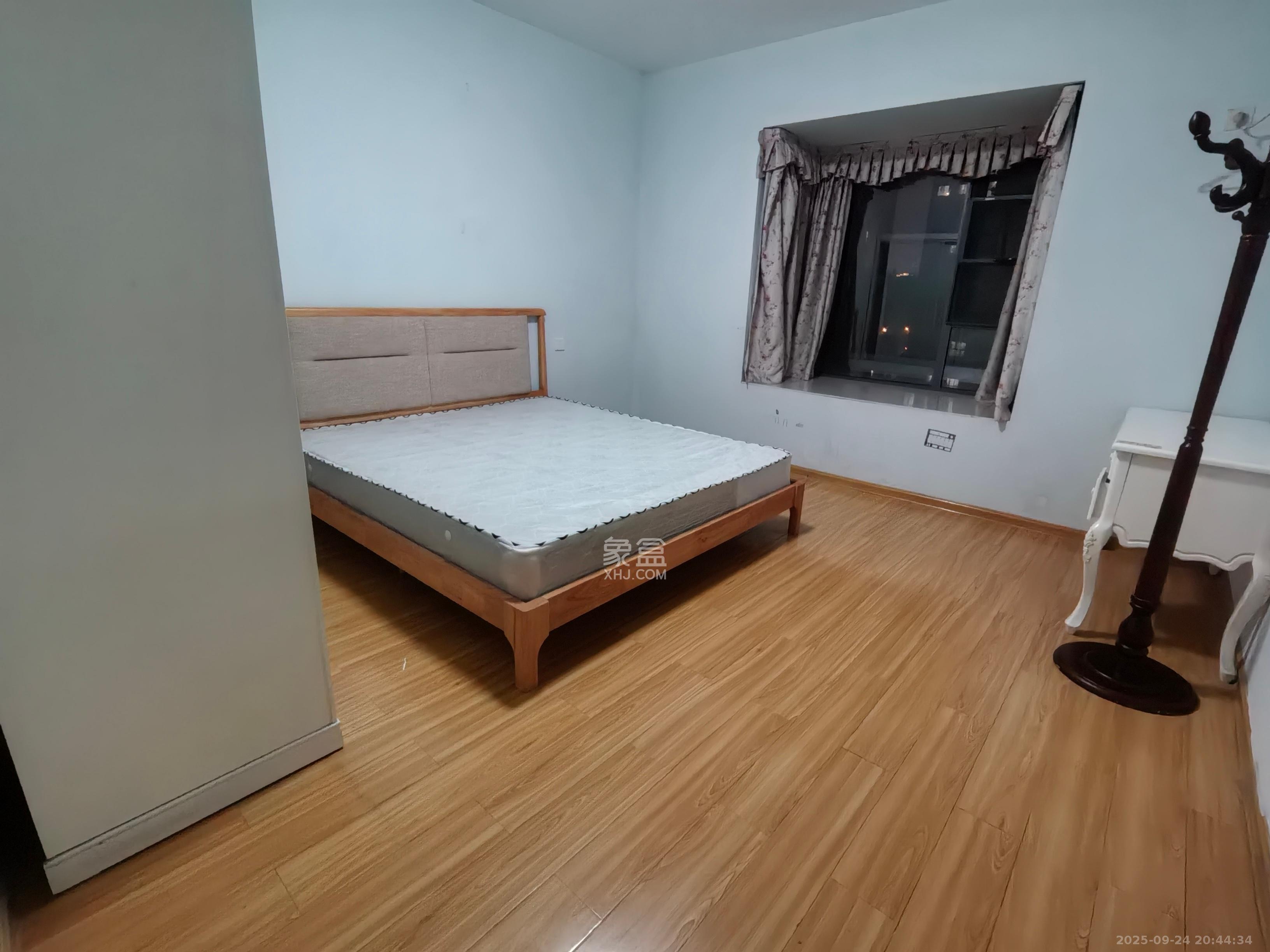 卓越蔚蓝海岸二期  3室2厅1卫    2500.0元/月室内图