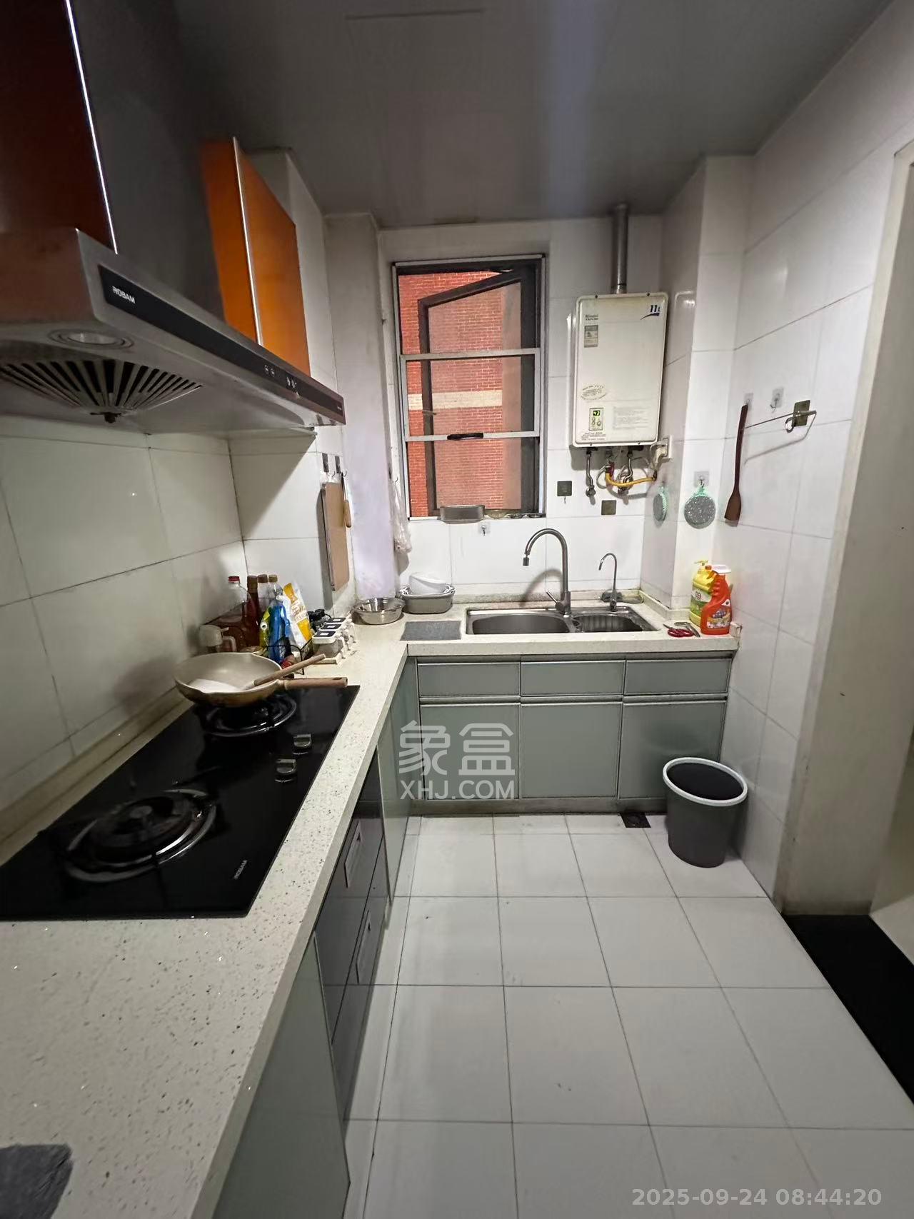 君临青园花都 1室2厅1卫 2100.0元/月 君临青园花都 1室2厅1卫 2100.0元/月室内图