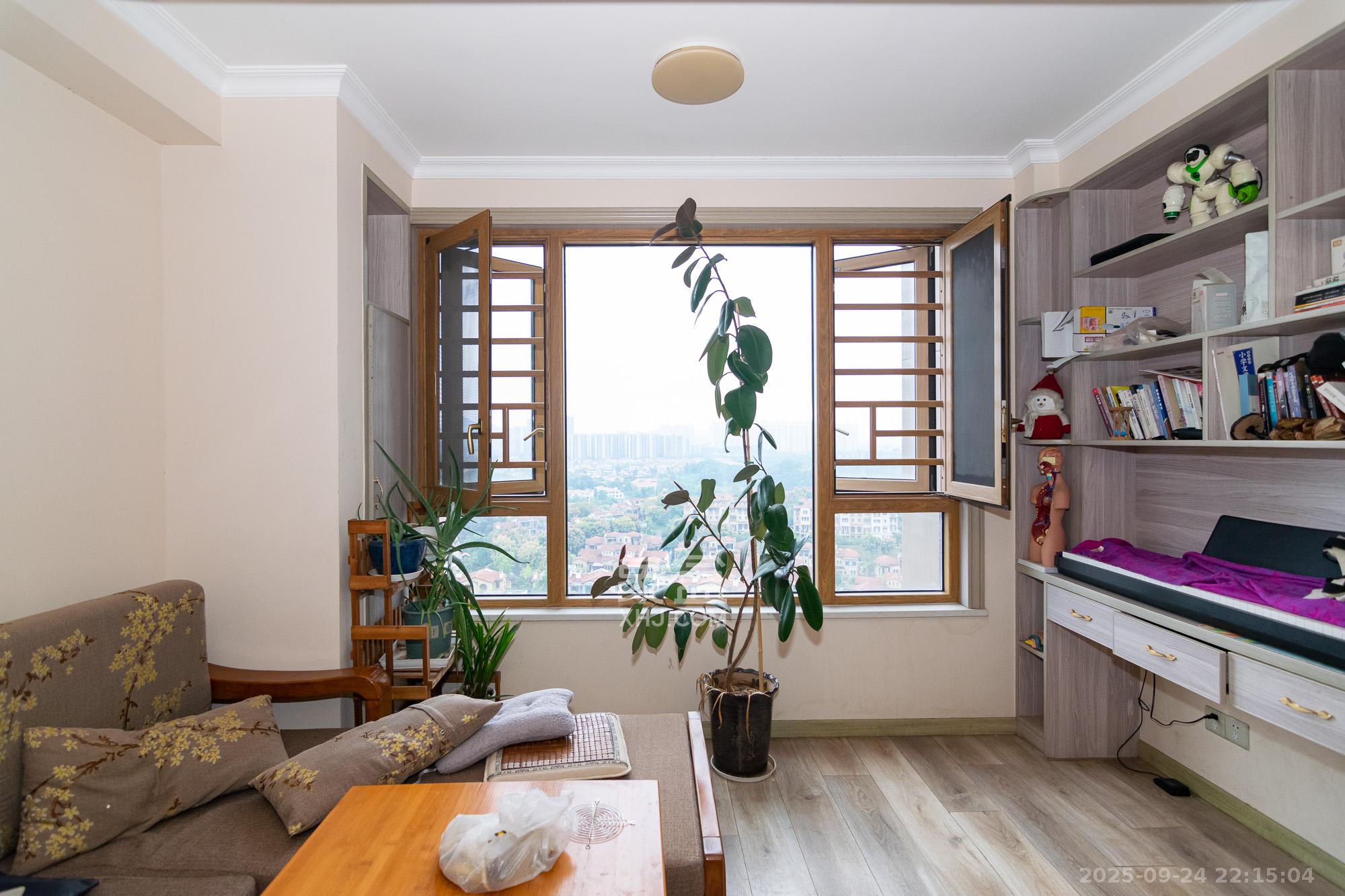 金地三千府(金地湖山樾、金地自在城) 3室2厅2卫 82.0万 金地三千府(金地湖山樾、金地自在城) 3室2厅2卫 82.0万阳台