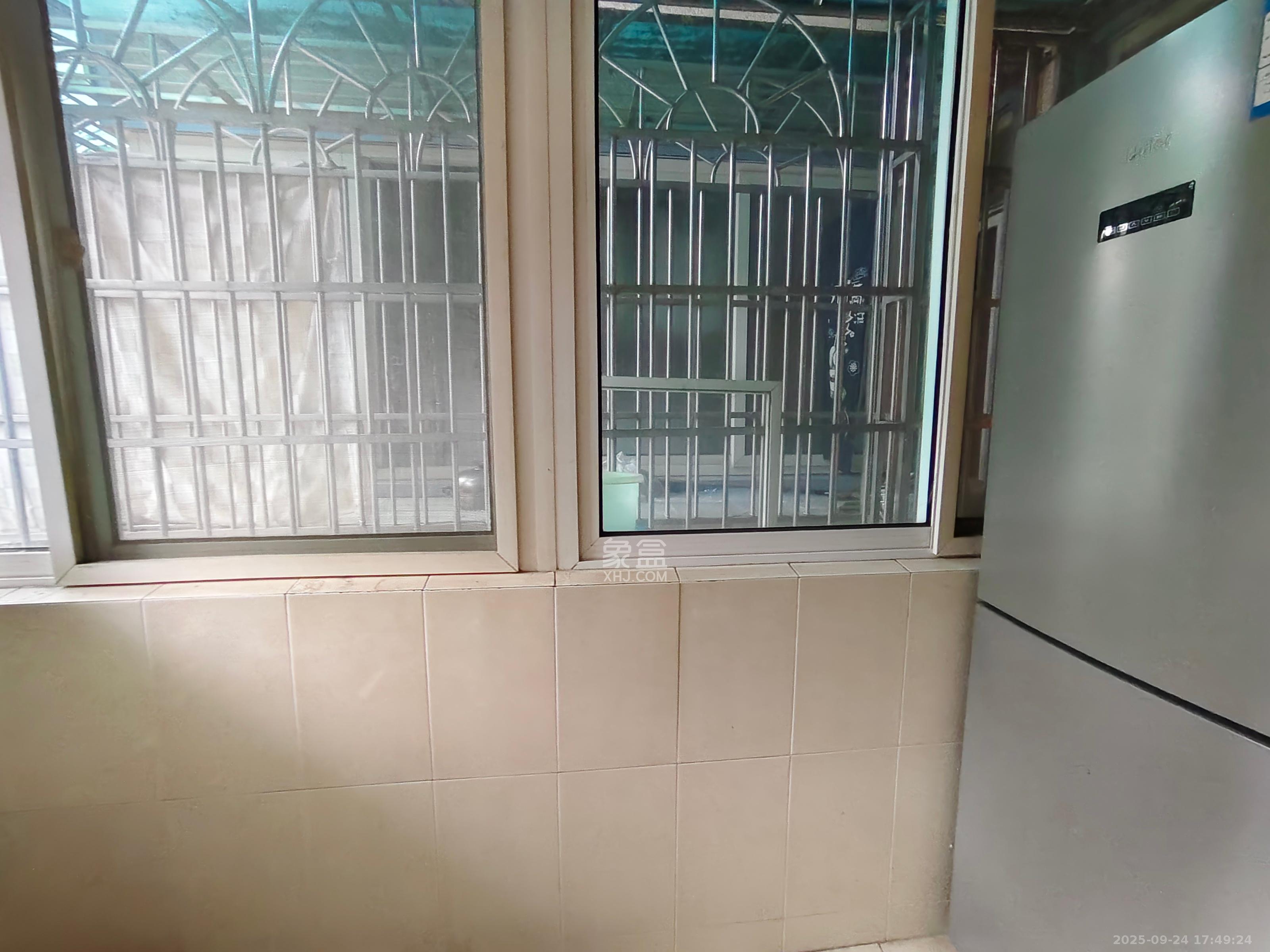 电信花园  3室2厅2卫    2200.0元/月室内图